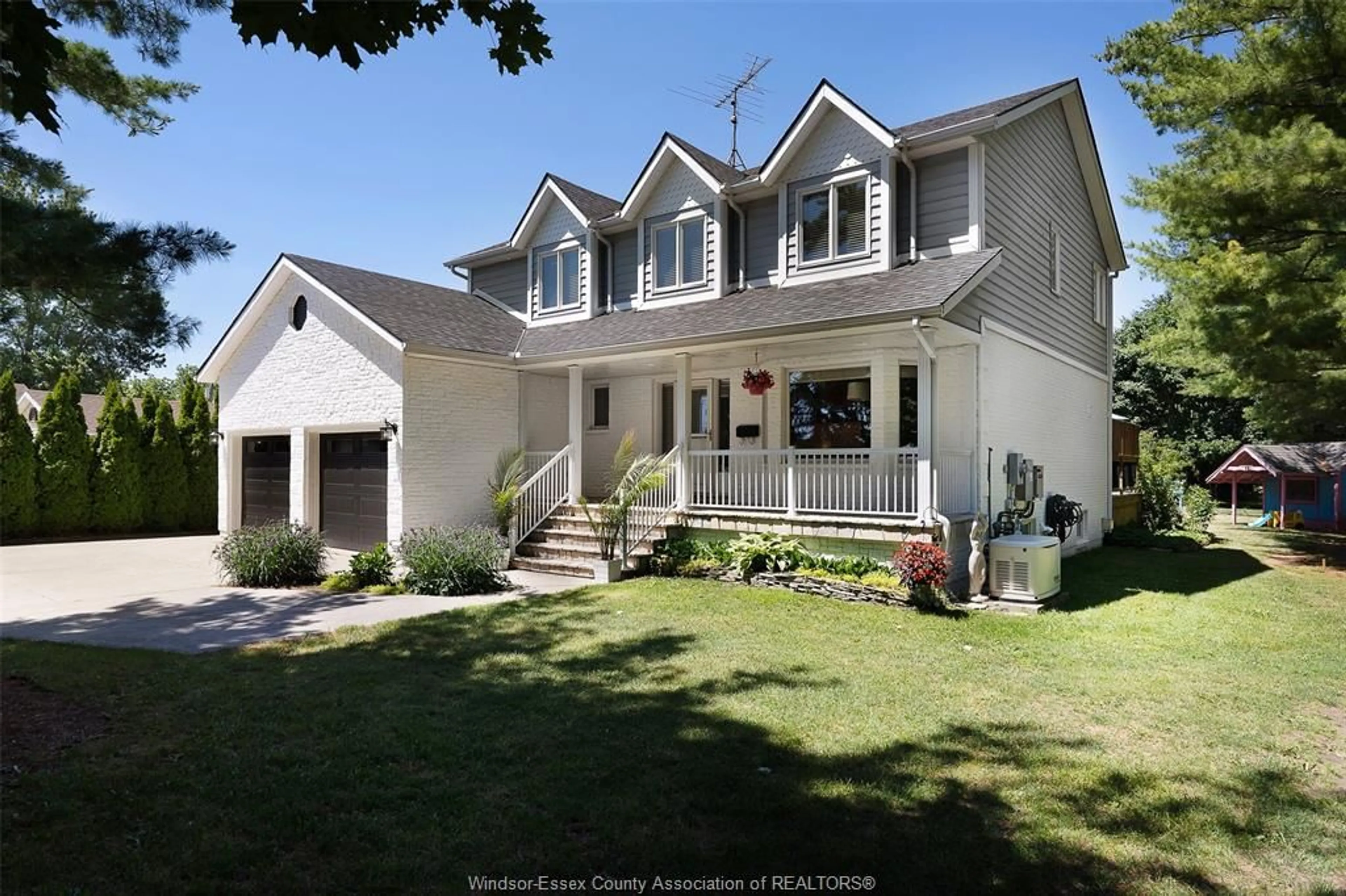 Home with vinyl exterior material, street for 1675 DIVISION Rd, Kingsville Ontario N9Y 2H1