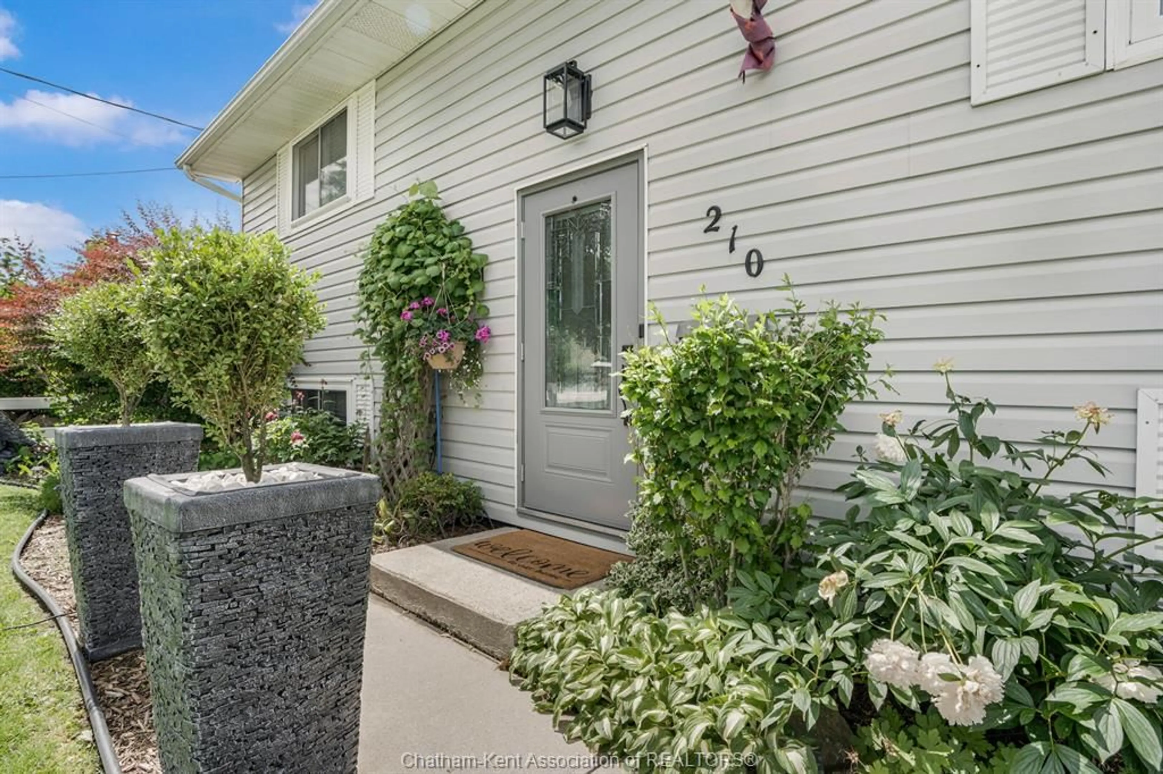 Indoor entryway for 210 Chatham St, Blenheim Ontario N0P 1A0