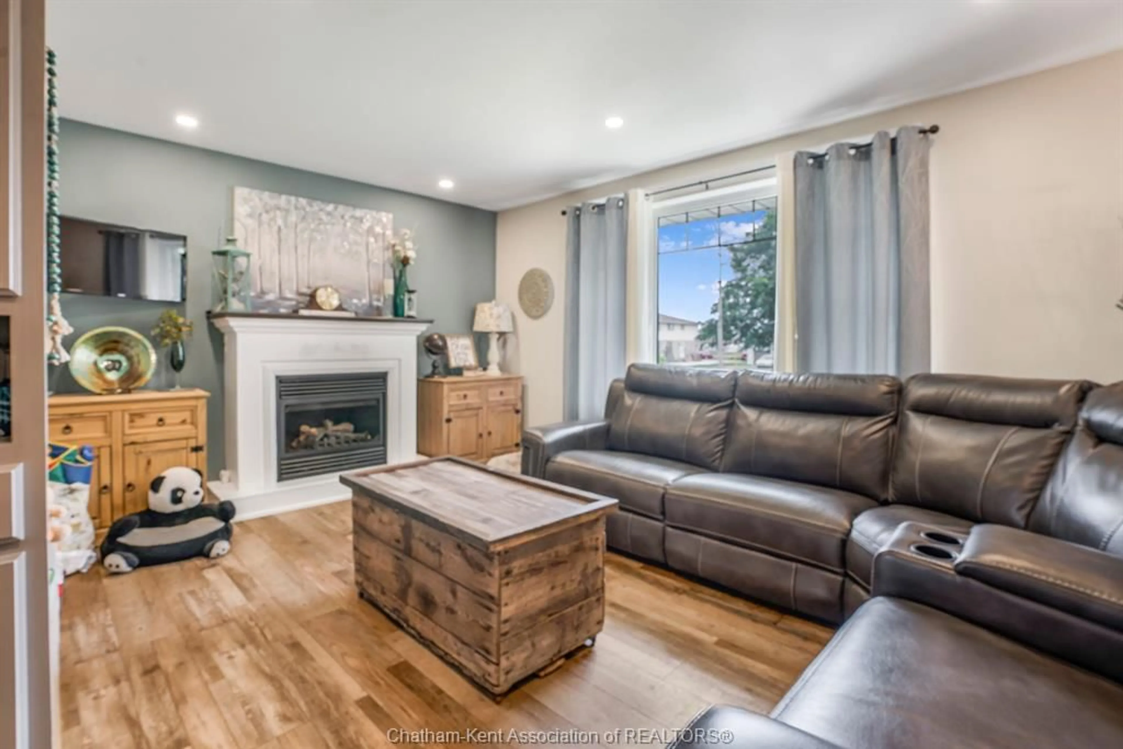 Living room with furniture, wood/laminate floor for 210 Chatham St, Blenheim Ontario N0P 1A0