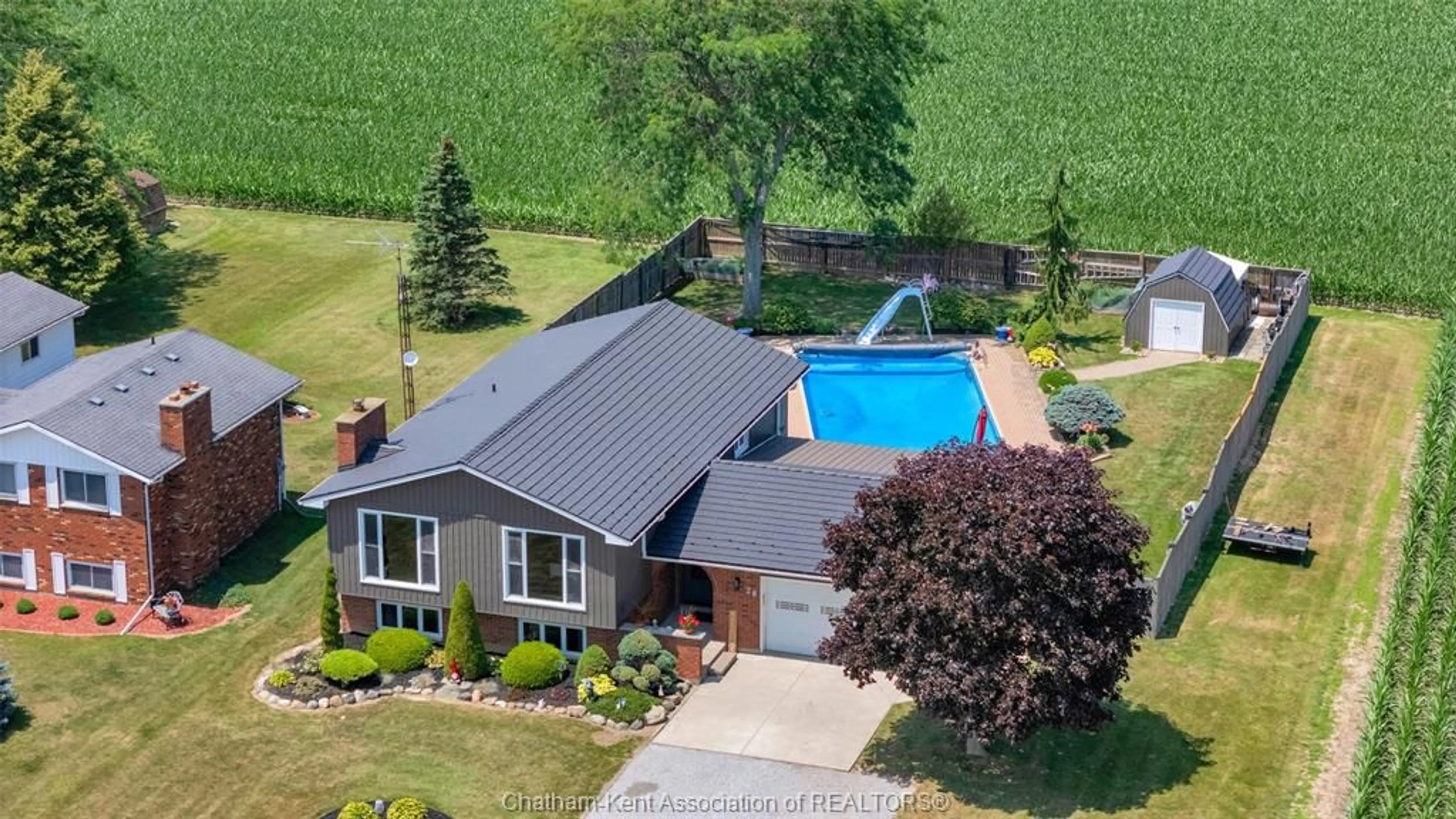 A pic from outside/outdoor area/front of a property/back of a property/a pic from drone, unknown for 28 Campbell St, Merlin Ontario N0P 1W0