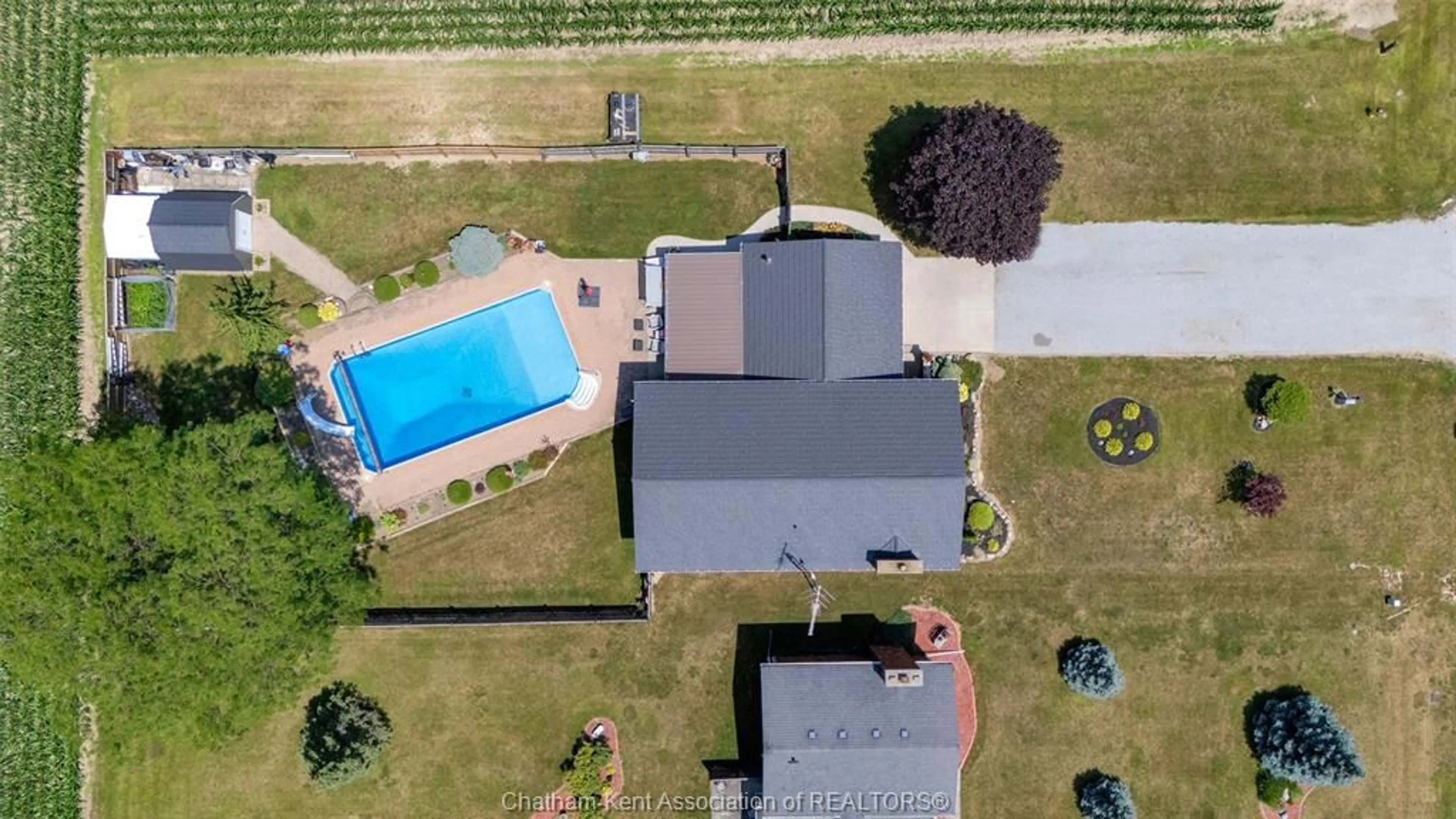 A pic from outside/outdoor area/front of a property/back of a property/a pic from drone, unknown for 28 Campbell St, Merlin Ontario N0P 1W0