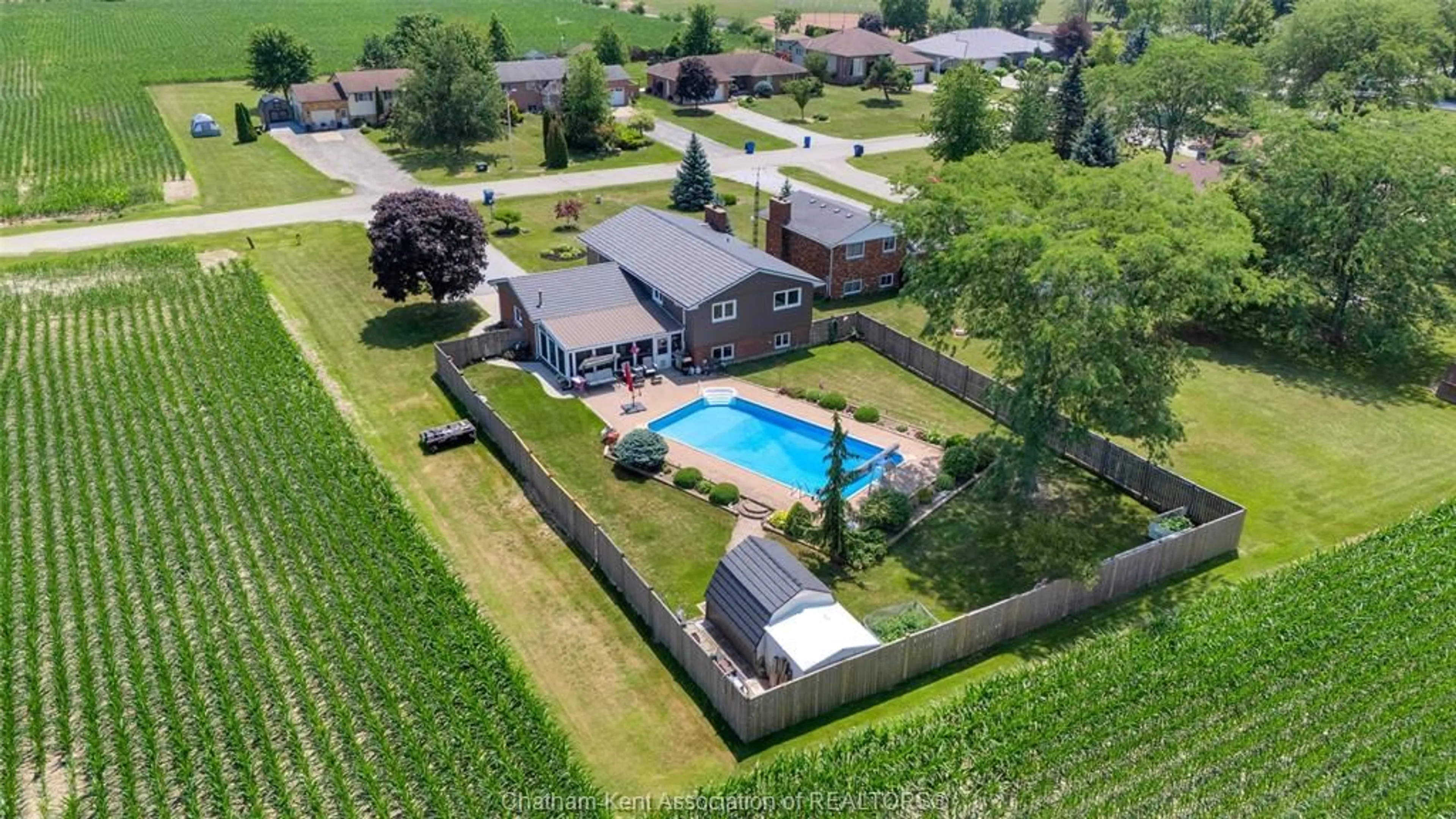 A pic from outside/outdoor area/front of a property/back of a property/a pic from drone, unknown for 28 Campbell St, Merlin Ontario N0P 1W0