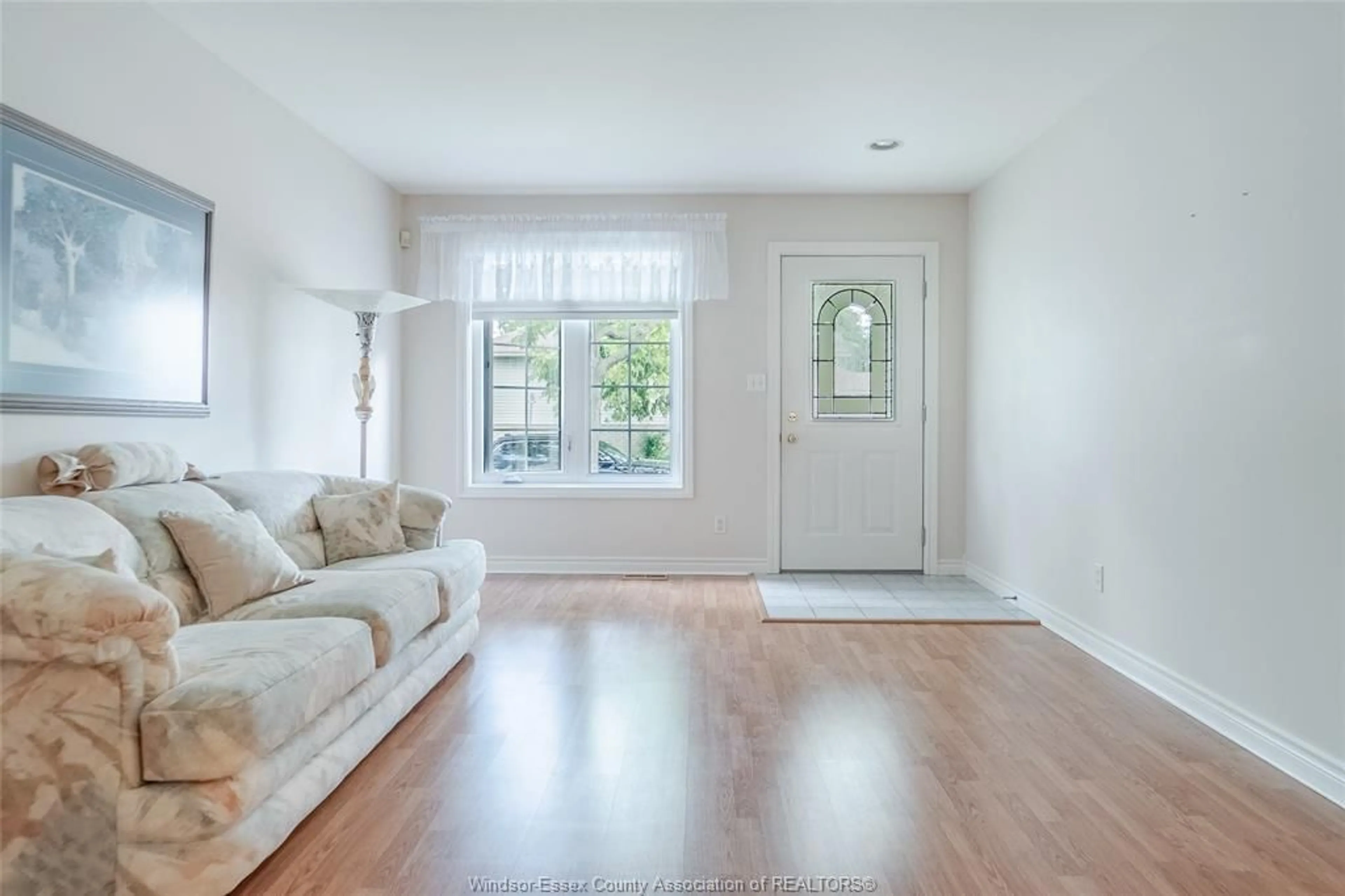 Indoor entryway for 1086 Lexington Cir, Windsor Ontario N8S 4T3