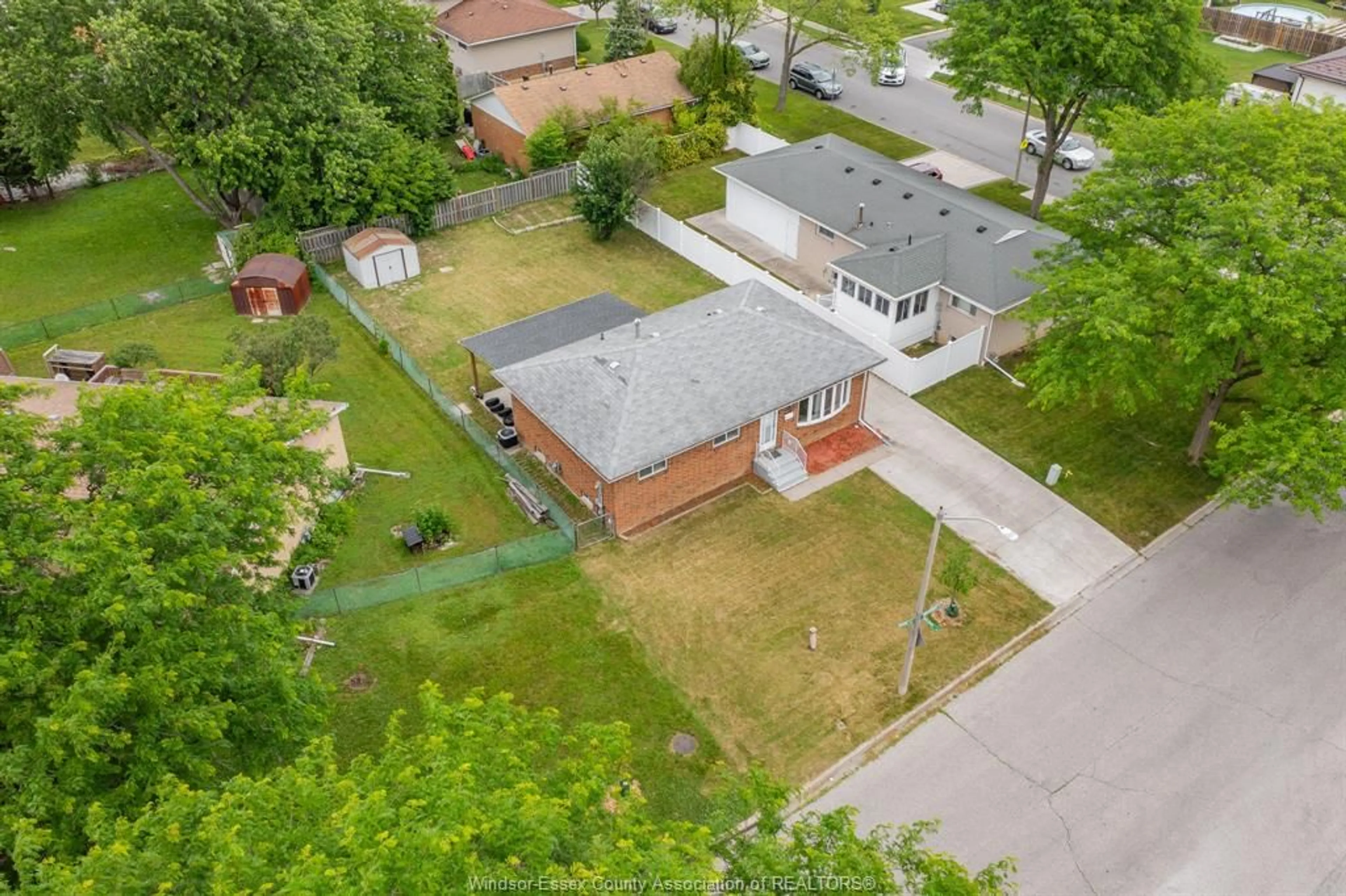 A pic from outside/outdoor area/front of a property/back of a property/a pic from drone, street for 5210 QUEEN ELIZABETH Dr, Windsor Ontario N8T 1N3