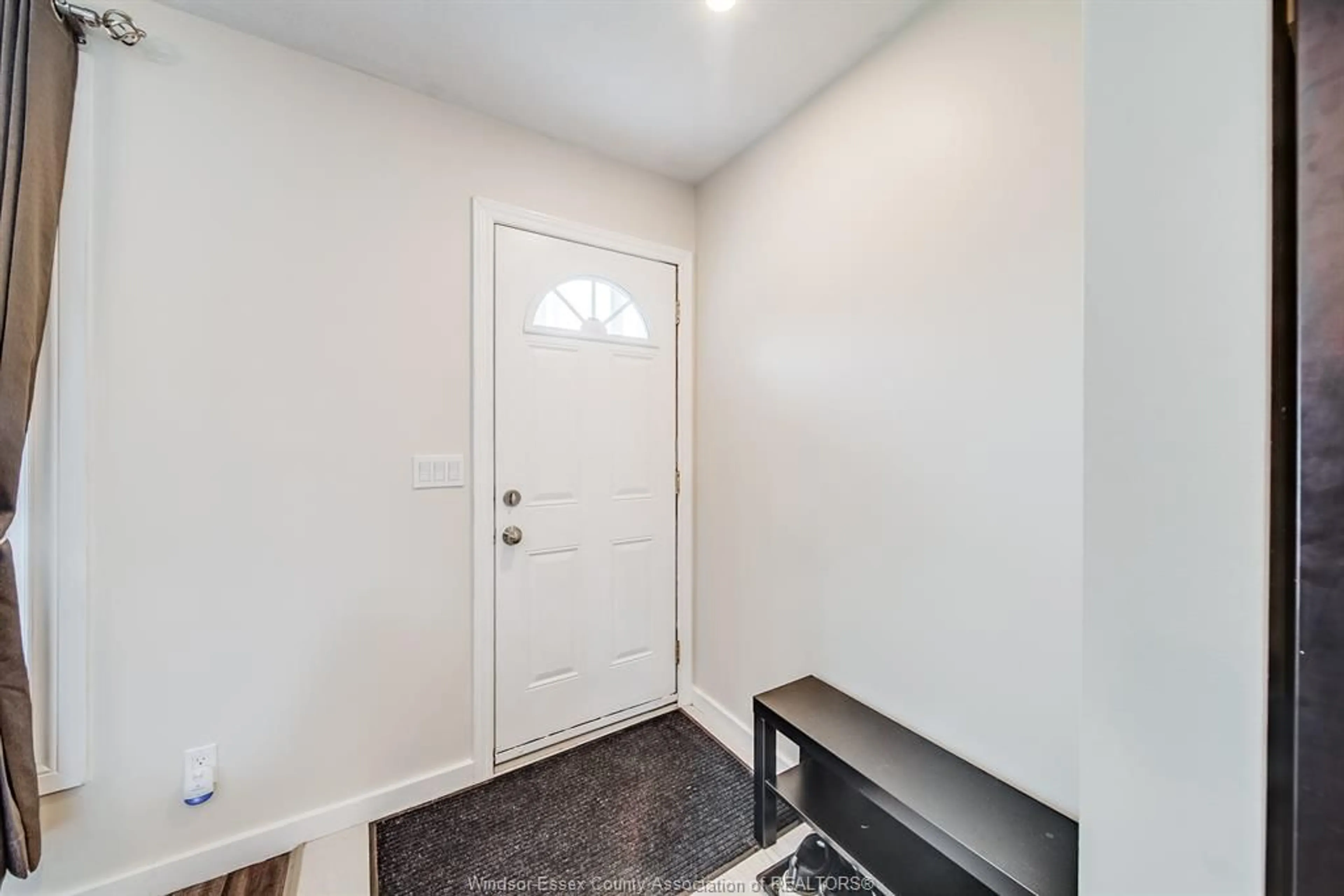 Indoor entryway for 5210 QUEEN ELIZABETH Dr, Windsor Ontario N8T 1N3