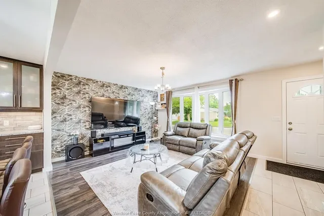 5210 QUEEN ELIZABETH Dr, Windsor 5