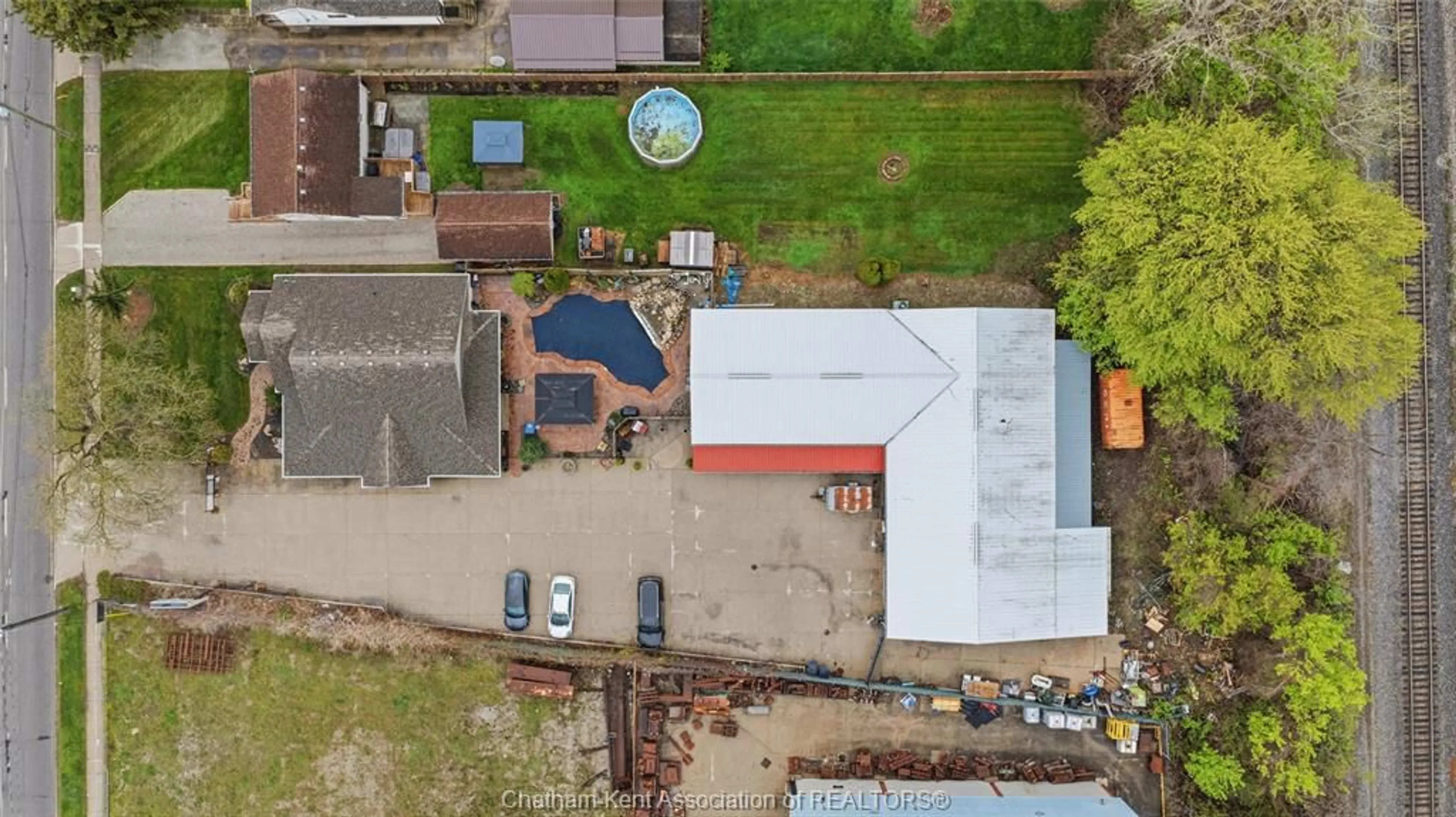 A pic from outside/outdoor area/front of a property/back of a property/a pic from drone, unknown for 425 Park Ave, Chatham Ontario N7M 1W6