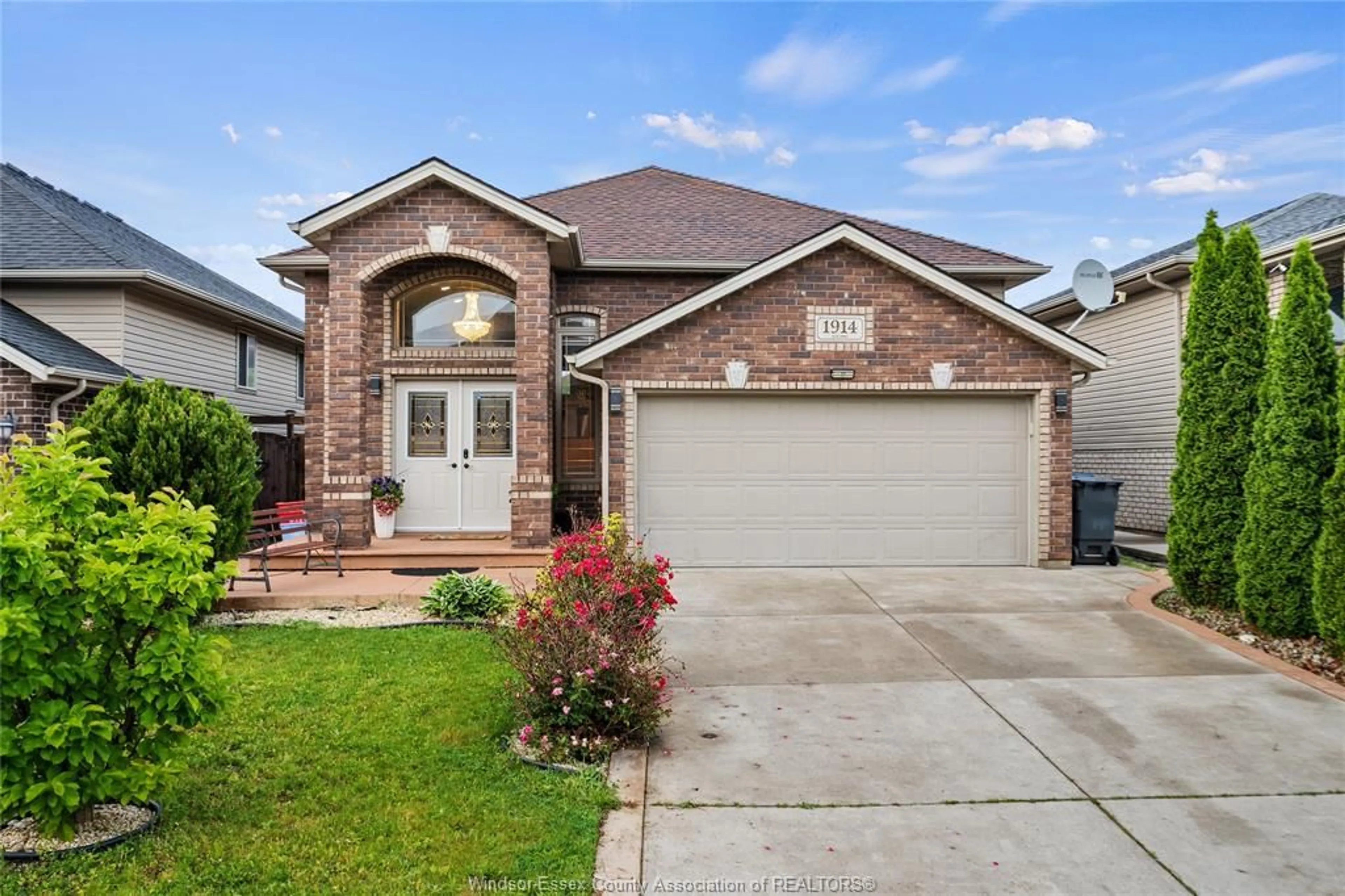 Home with brick exterior material, street for 1914 EVERTS, Windsor Ontario N9B 0B6