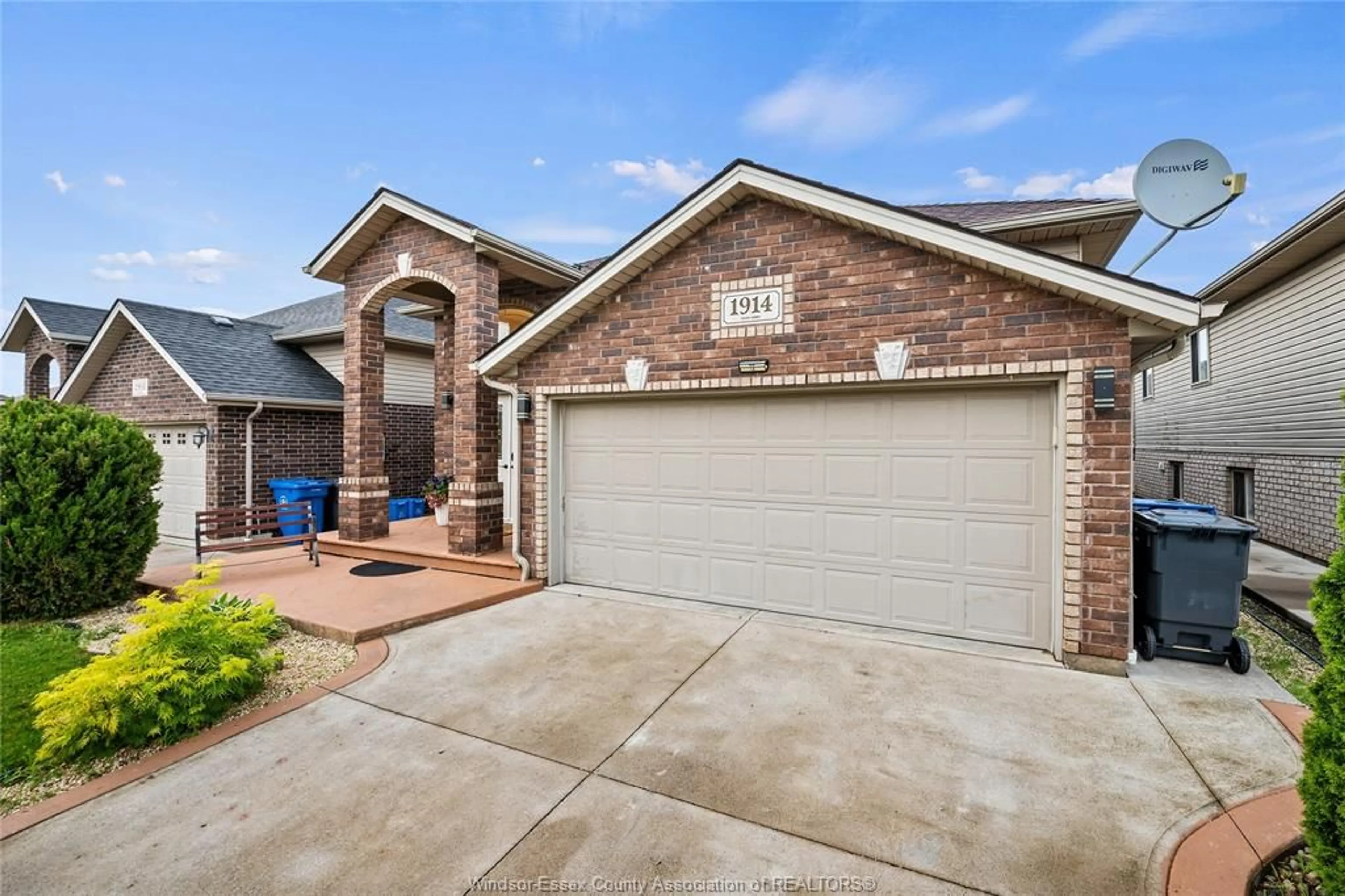 Home with brick exterior material, street for 1914 EVERTS, Windsor Ontario N9B 0B6