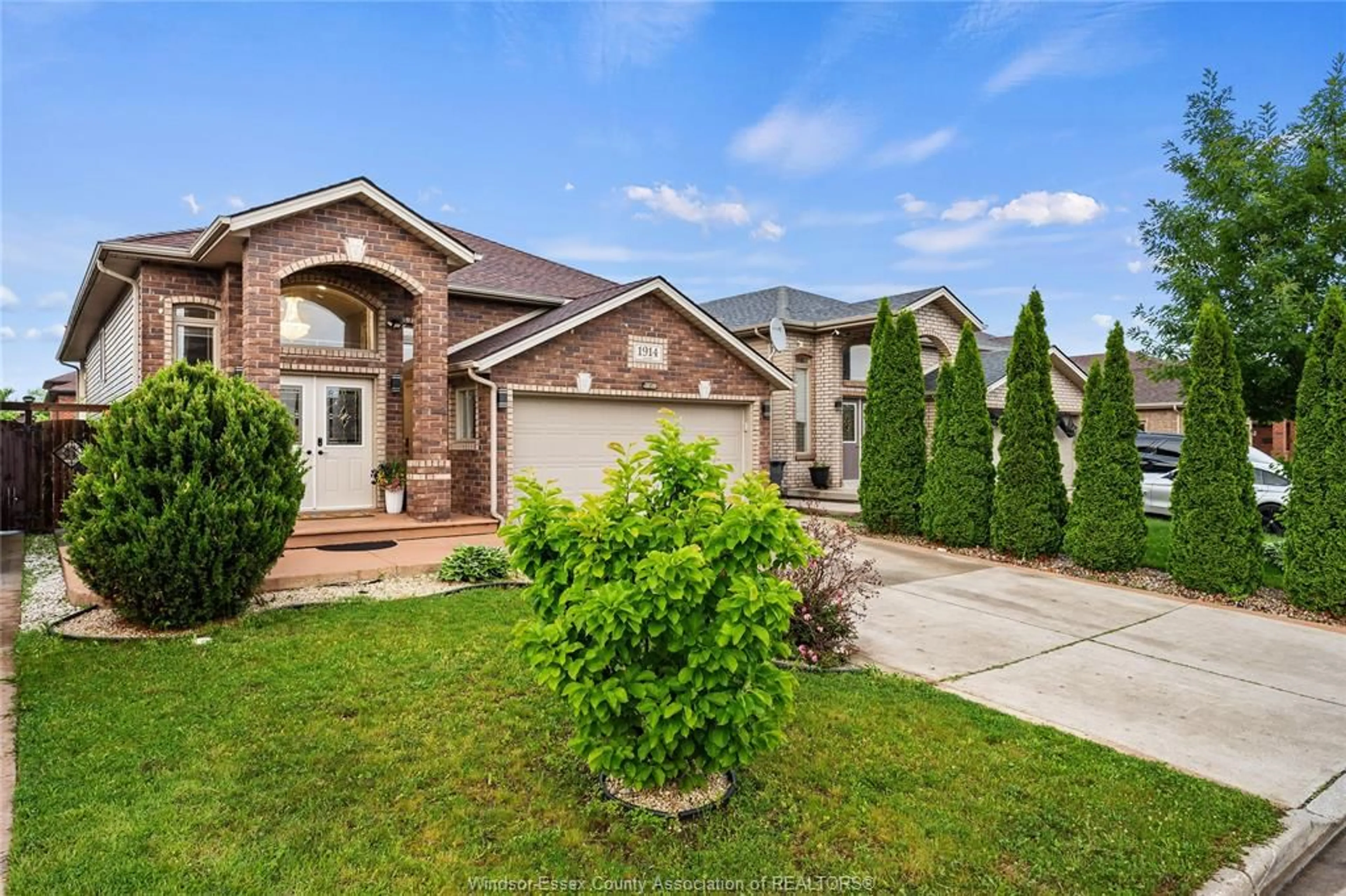 Home with brick exterior material, street for 1914 EVERTS, Windsor Ontario N9B 0B6