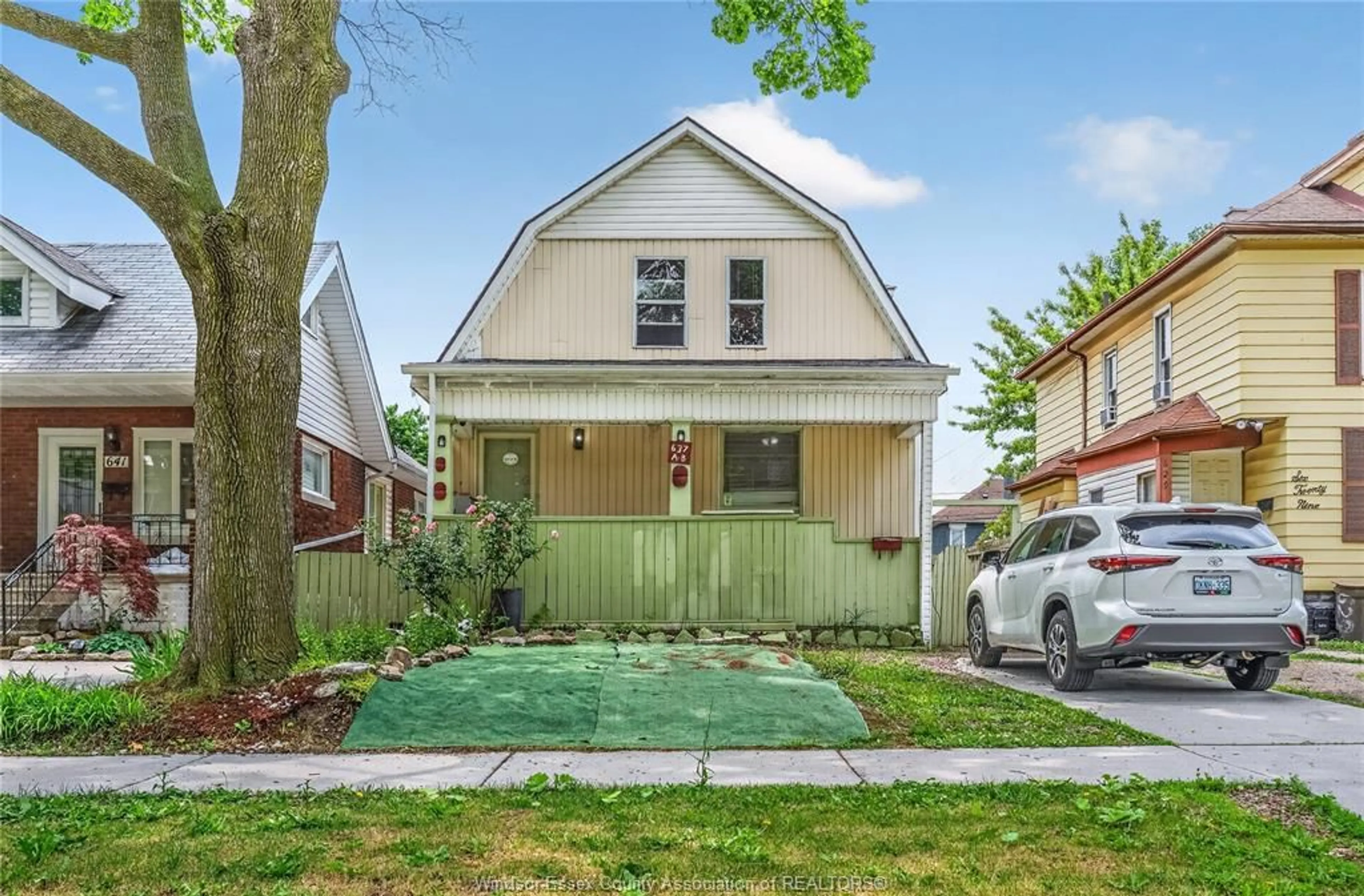 Home with vinyl exterior material, street for 637 CAMERON, Windsor Ontario N9B 1Z2