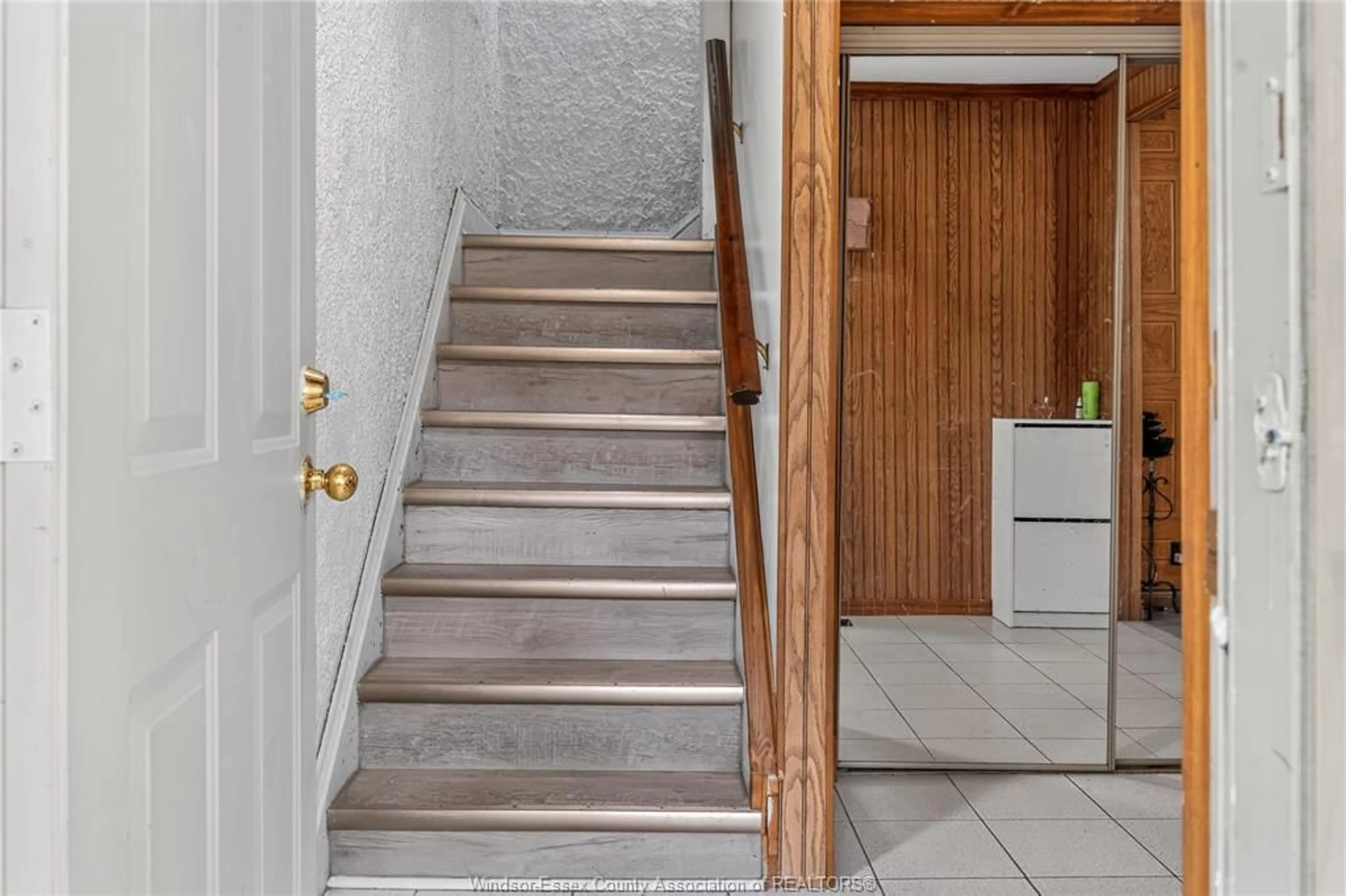 Stairs for 637 CAMERON, Windsor Ontario N9B 1Z2