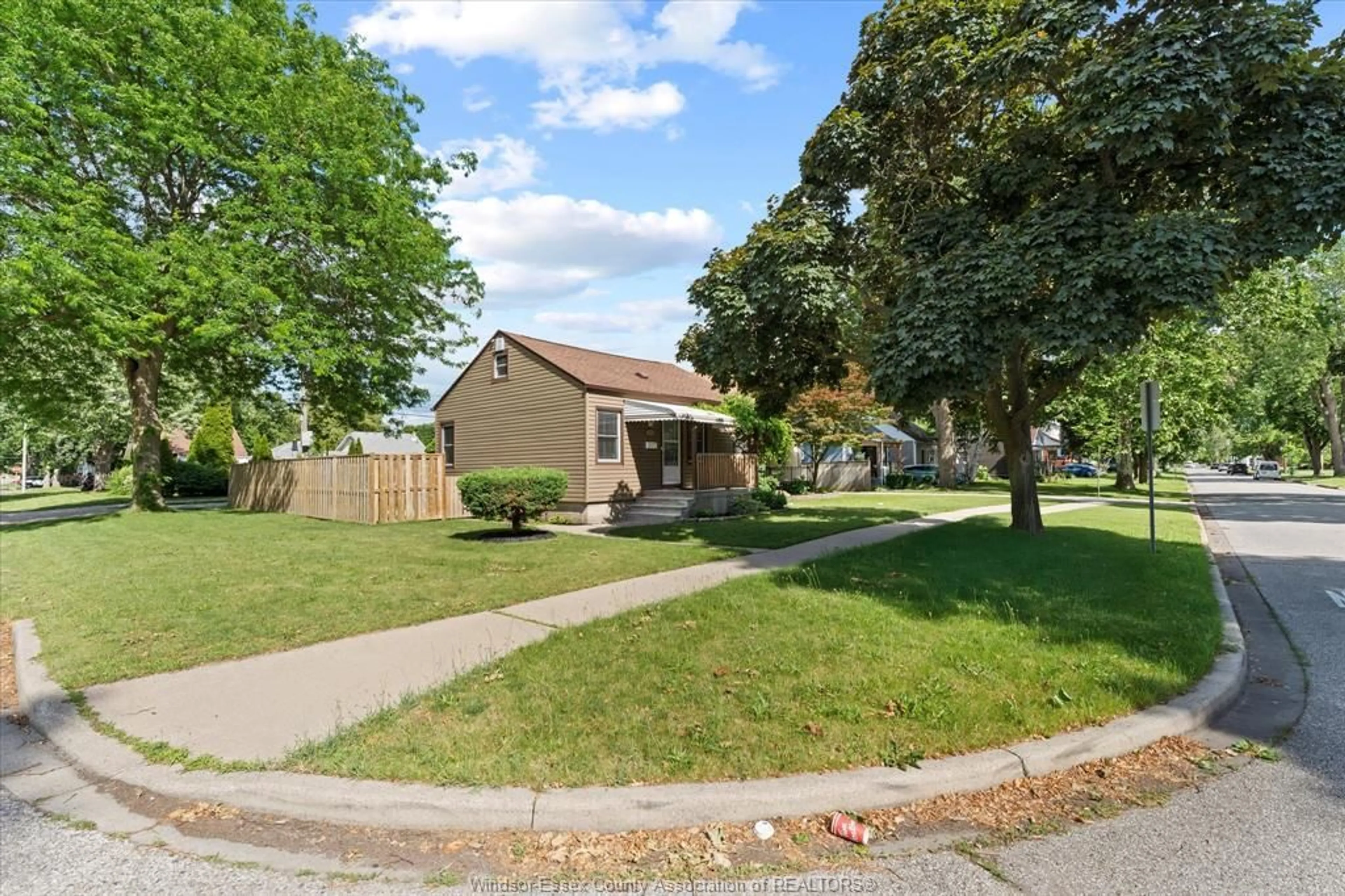 A pic from outside/outdoor area/front of a property/back of a property/a pic from drone, street for 1904 WESTCOTT, Windsor Ontario N8W 4K4