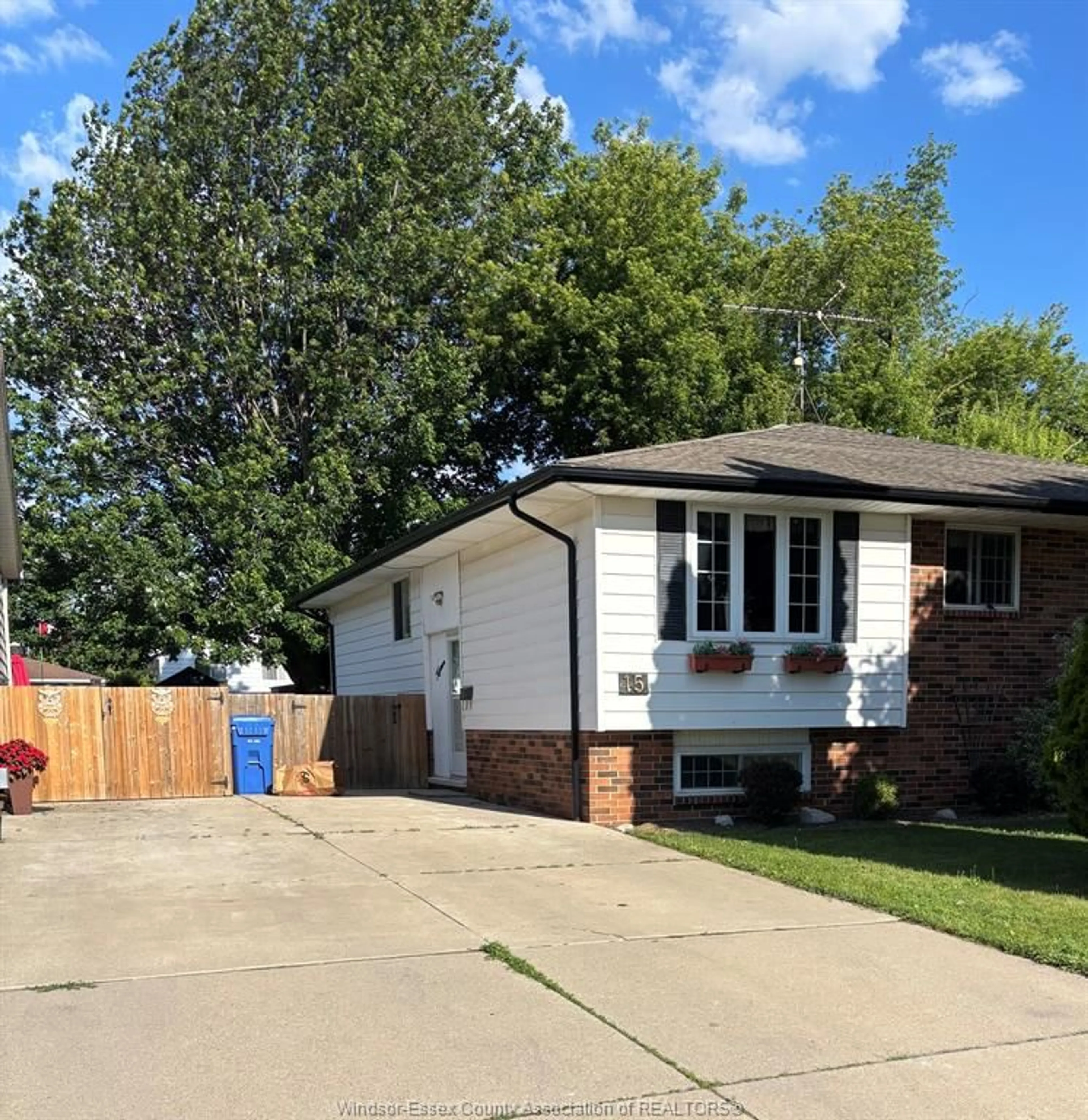 Home with vinyl exterior material, street for 15 Windwood, Leamington Ontario N8H 4M8
