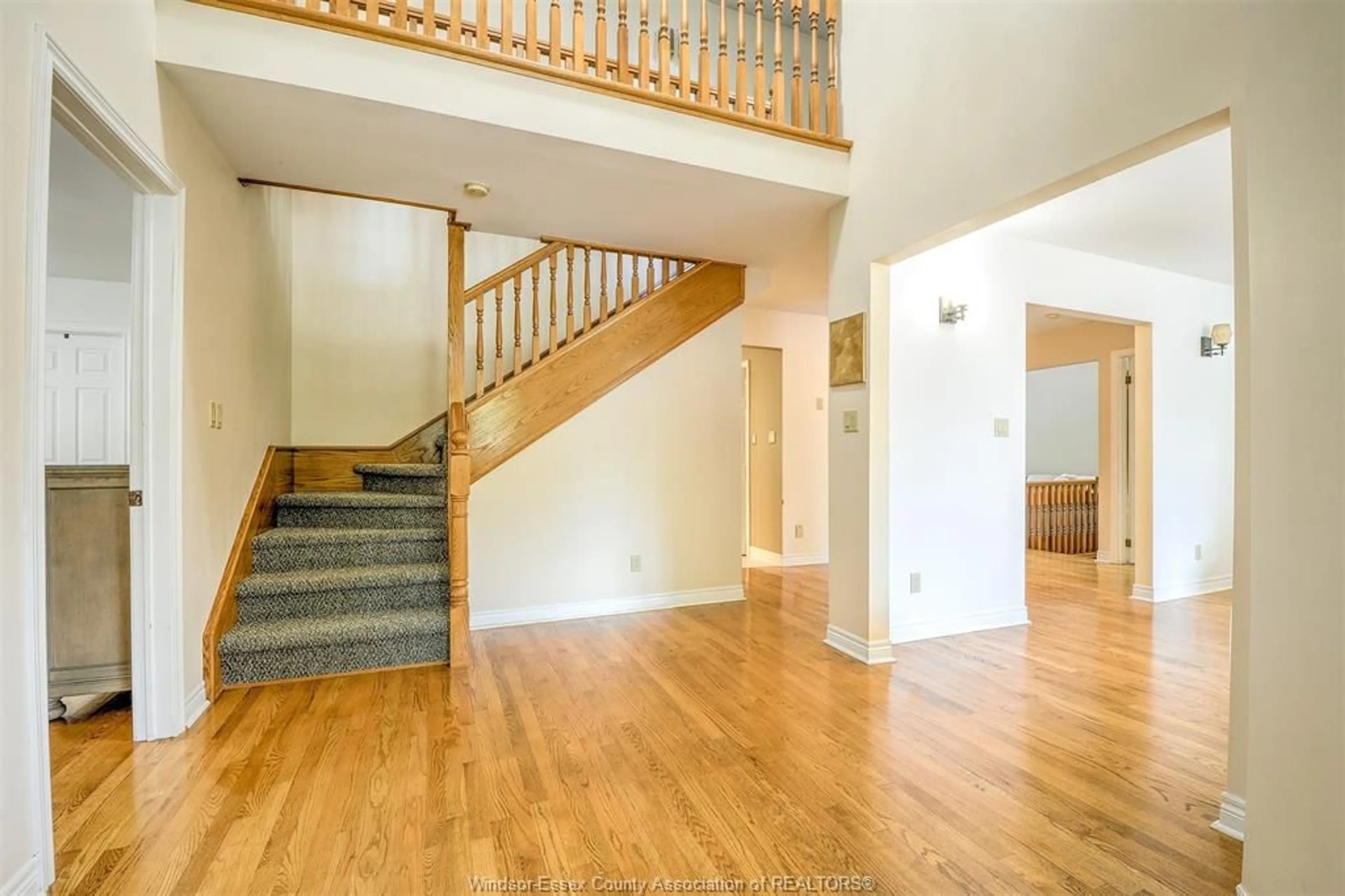 Indoor foyer for 36 Meadow Lane, Essex Ontario N8M 3C5