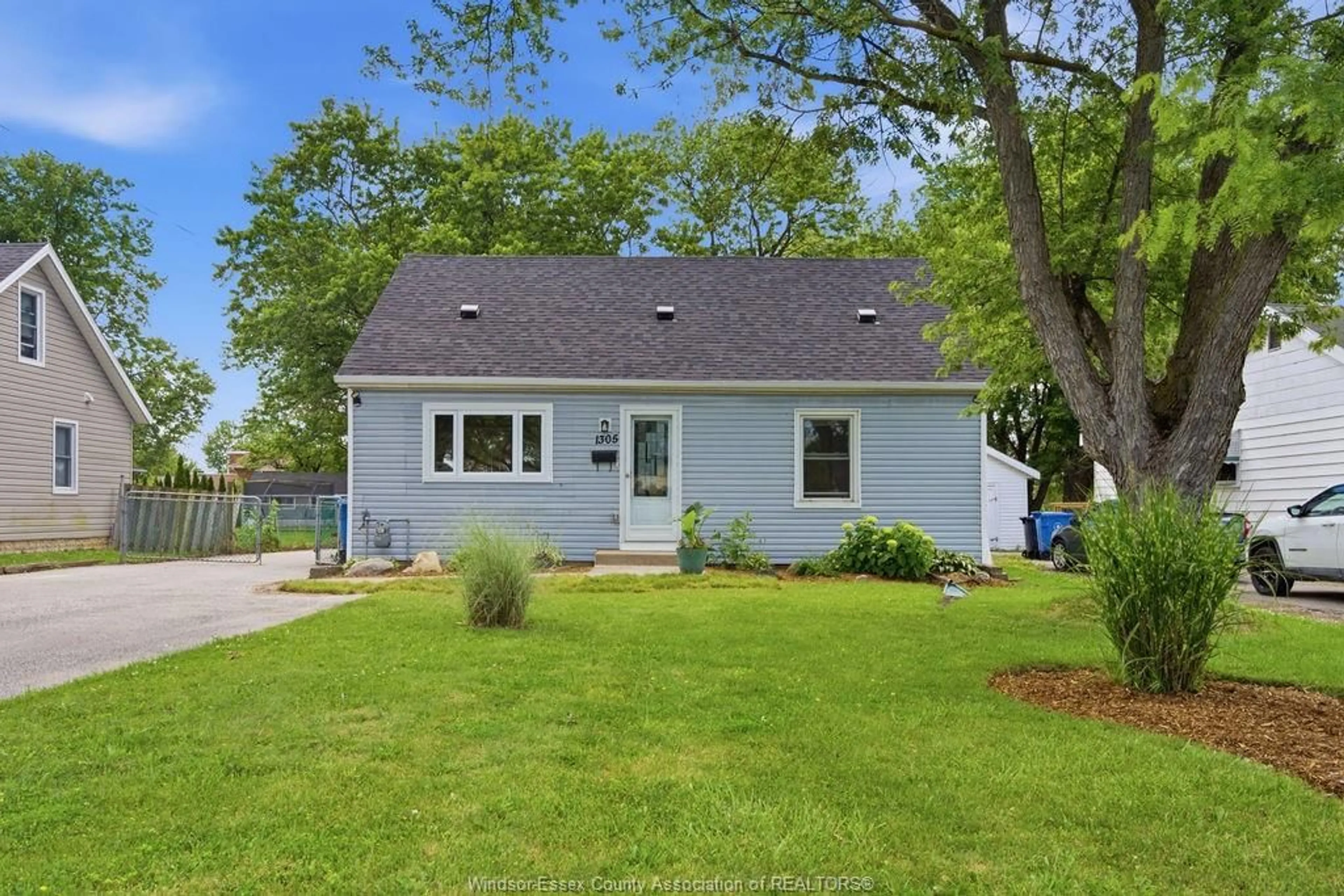 Home with vinyl exterior material, water/lake/river/ocean view for 1305 SHAWNEE Rd, Tecumseh Ontario N8N 1R8