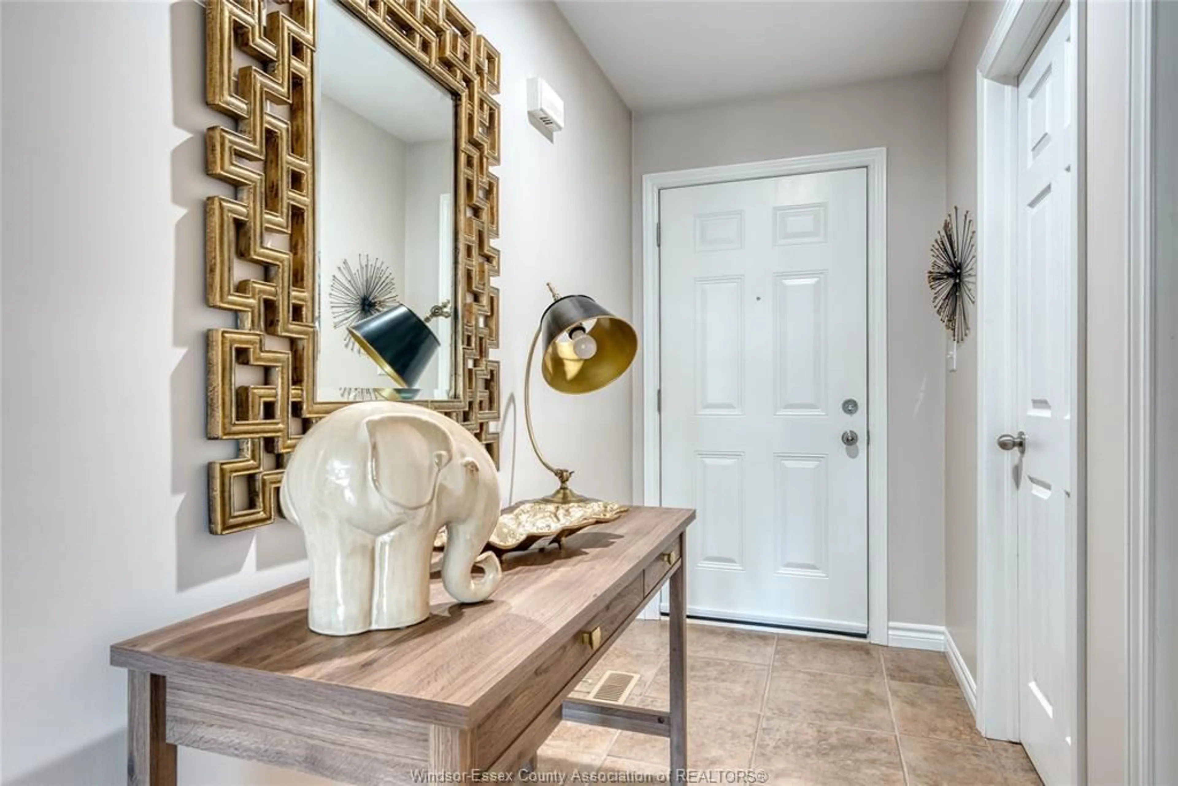 Indoor entryway for 11095 STURGEON St, Windsor Ontario N8P 1M4