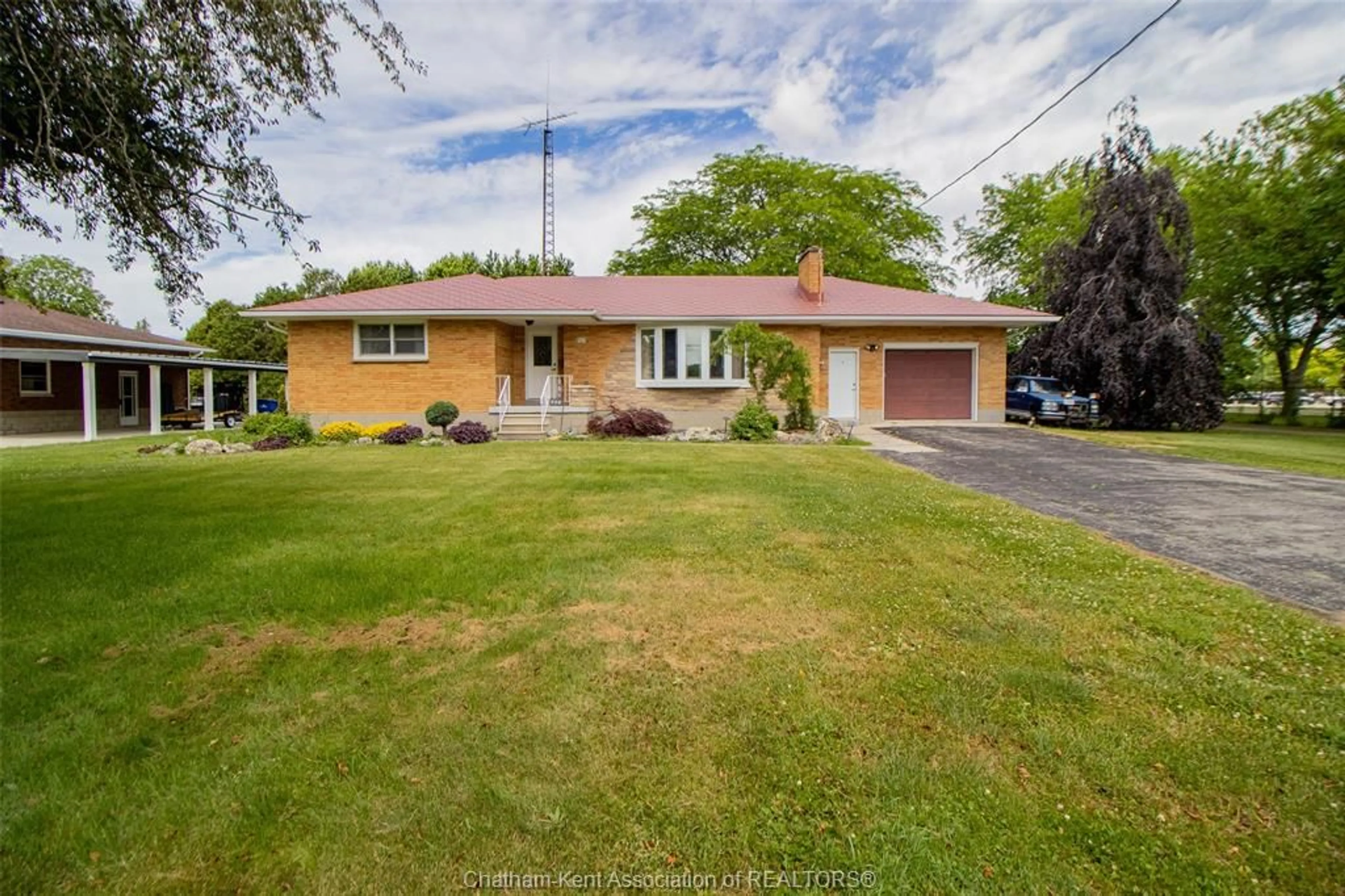 A pic from outside/outdoor area/front of a property/back of a property/a pic from drone, street for 523 Indian Creek Rd, Chatham Ontario N7M 5J5