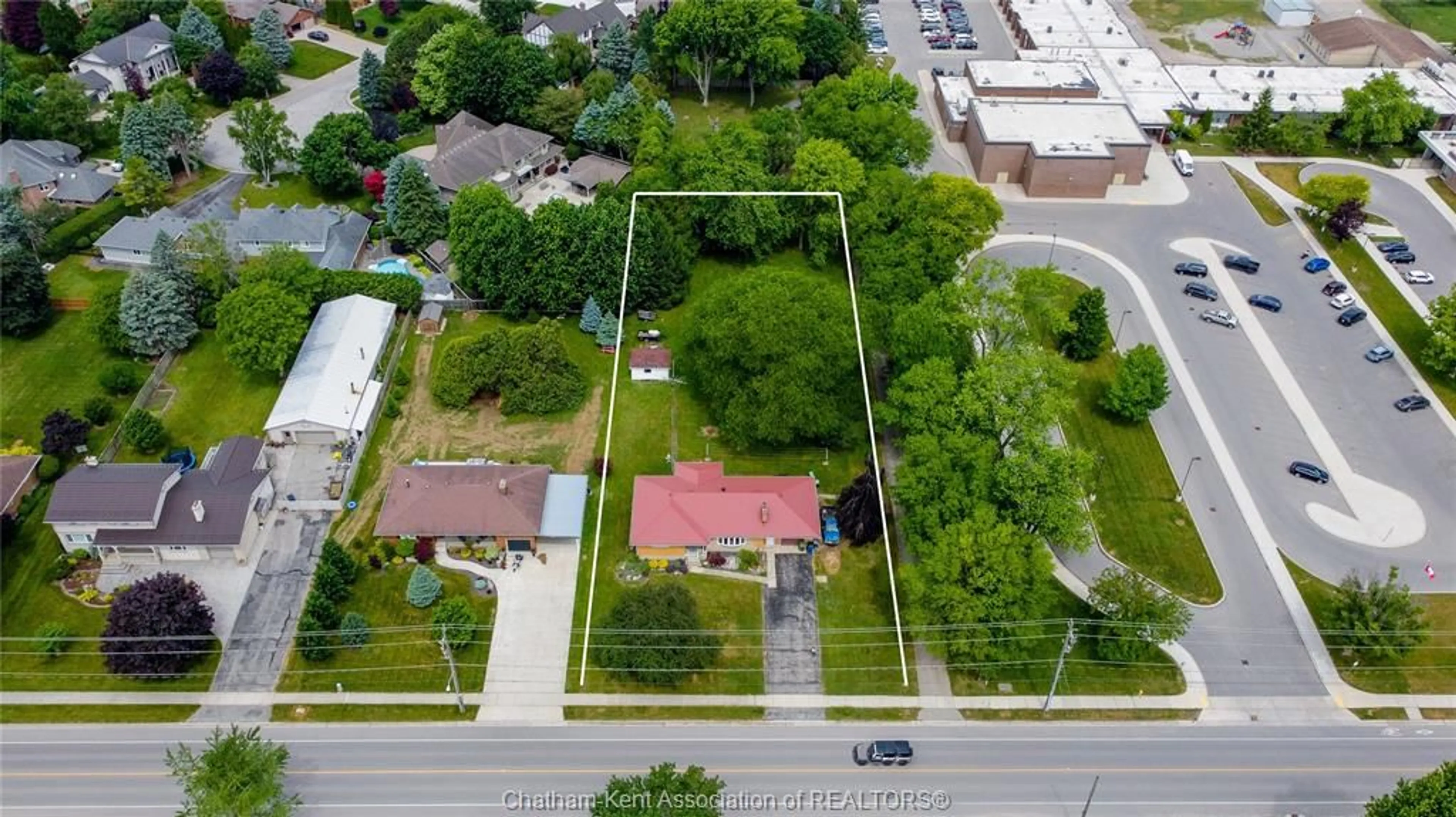 A pic from outside/outdoor area/front of a property/back of a property/a pic from drone, street for 523 Indian Creek Rd, Chatham Ontario N7M 5J5