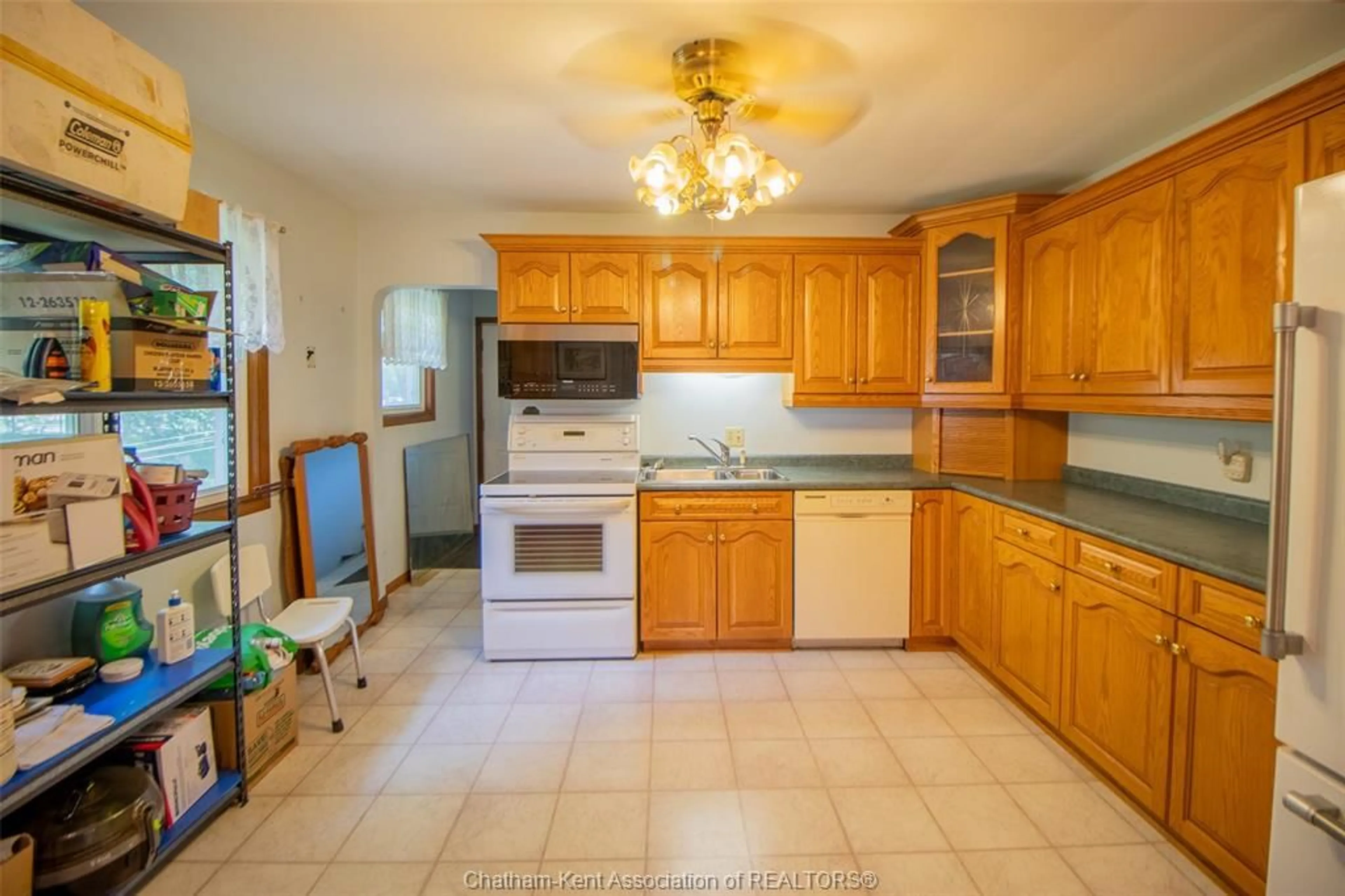 Standard kitchen, ceramic/tile floor for 523 Indian Creek Rd, Chatham Ontario N7M 5J5