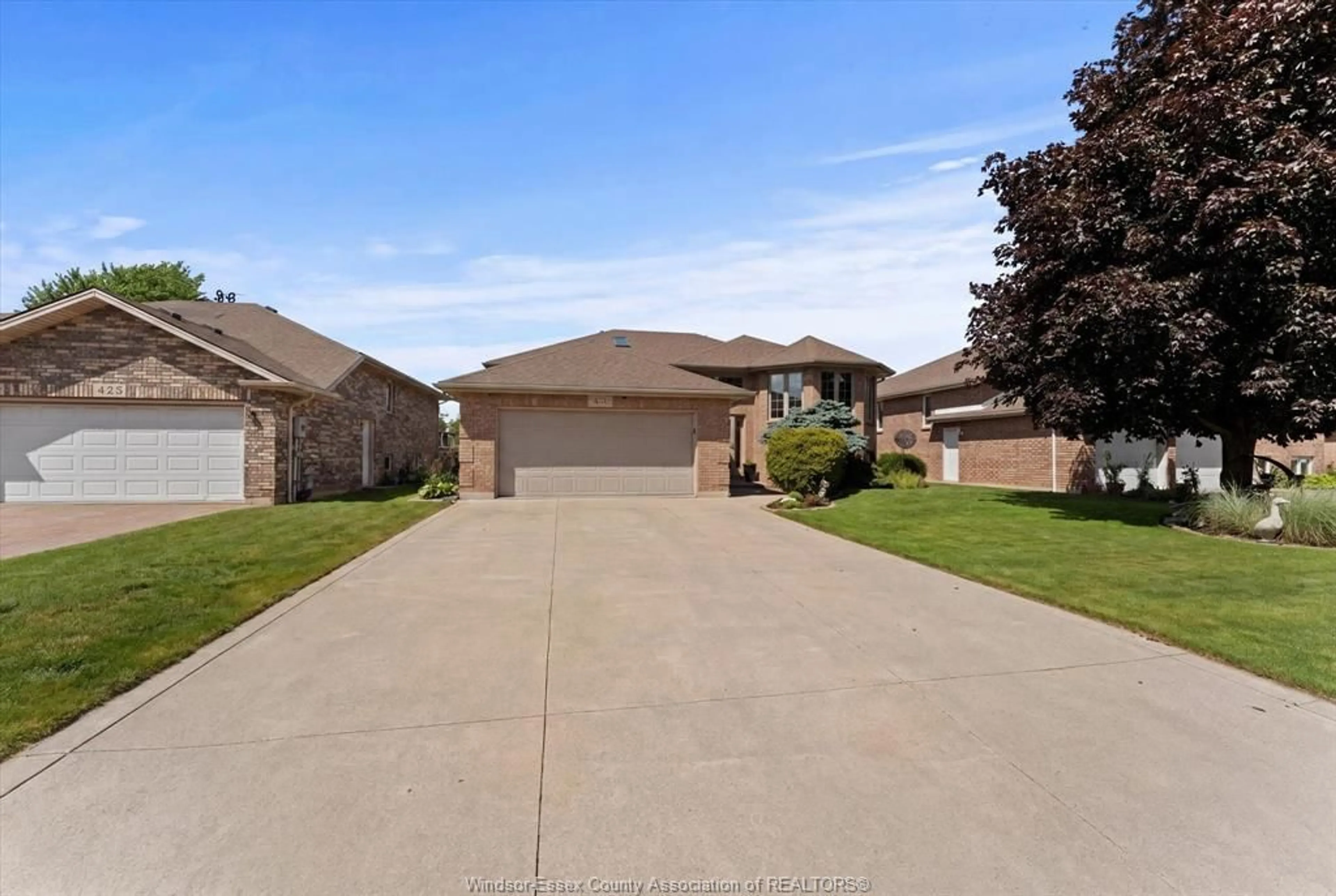 A pic from outside/outdoor area/front of a property/back of a property/a pic from drone, street for 435 FIELDS Ave, LaSalle Ontario N9J 3S6