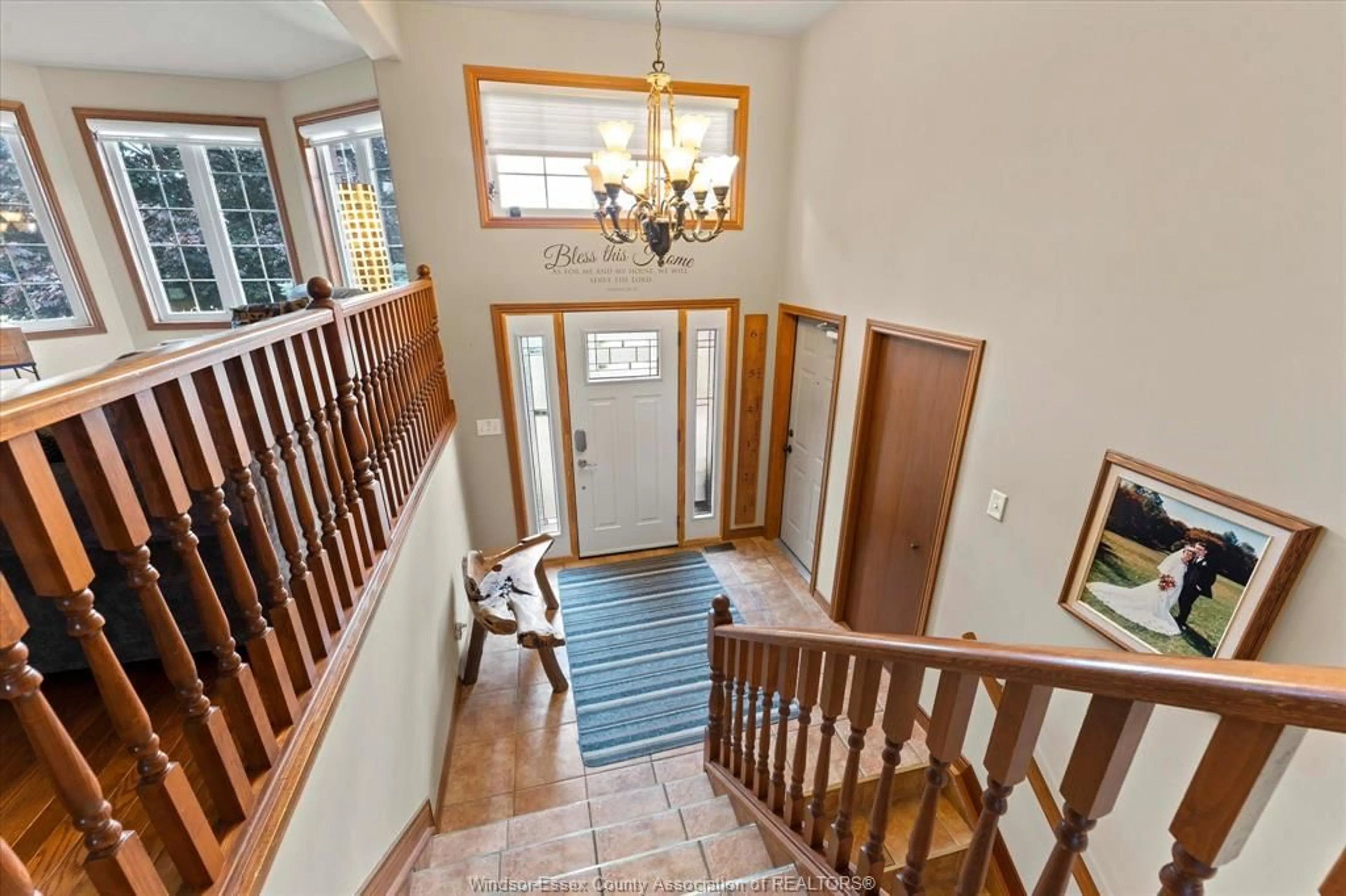 Indoor foyer for 435 FIELDS Ave, LaSalle Ontario N9J 3S6