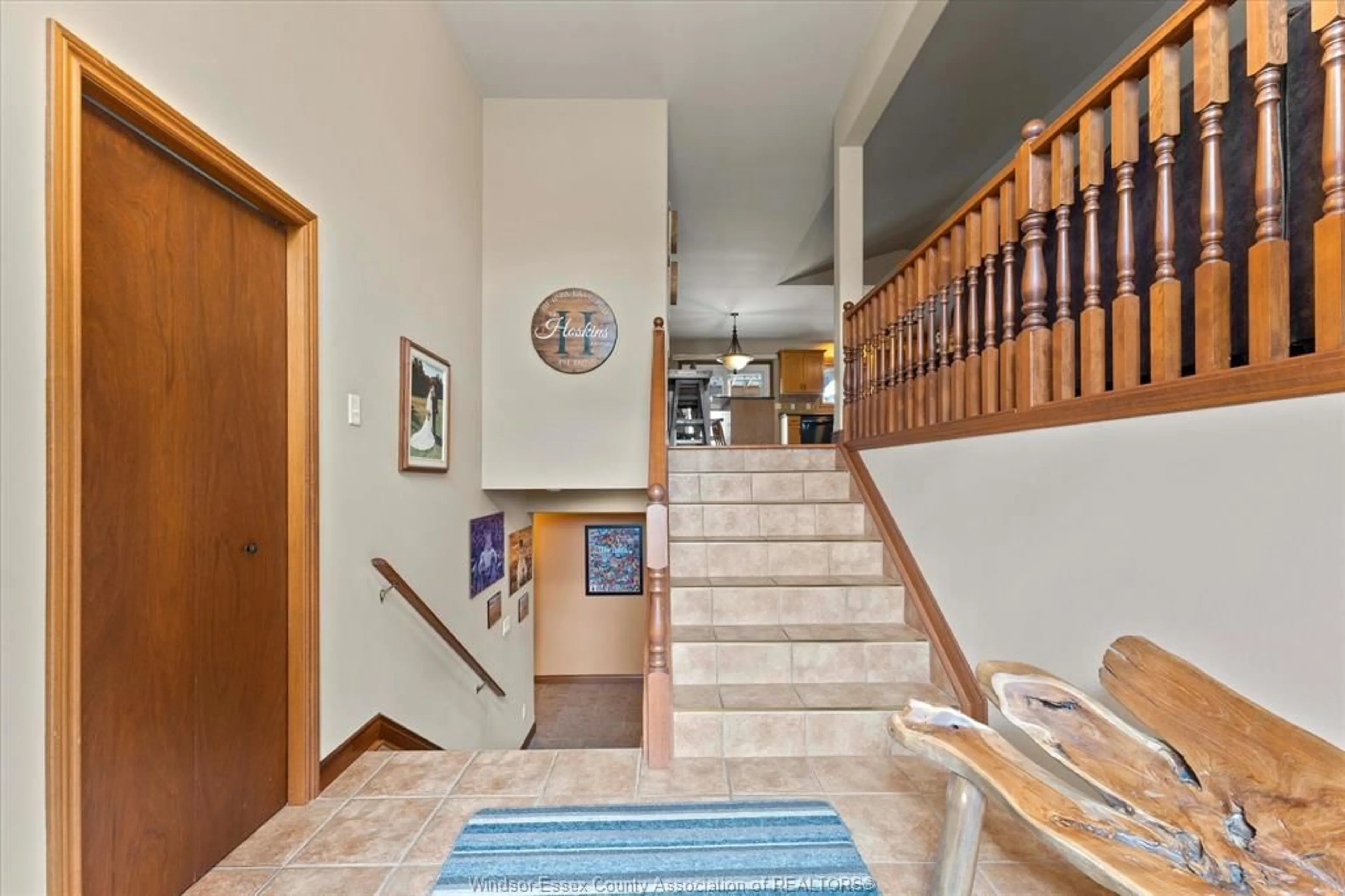 Indoor foyer for 435 FIELDS Ave, LaSalle Ontario N9J 3S6