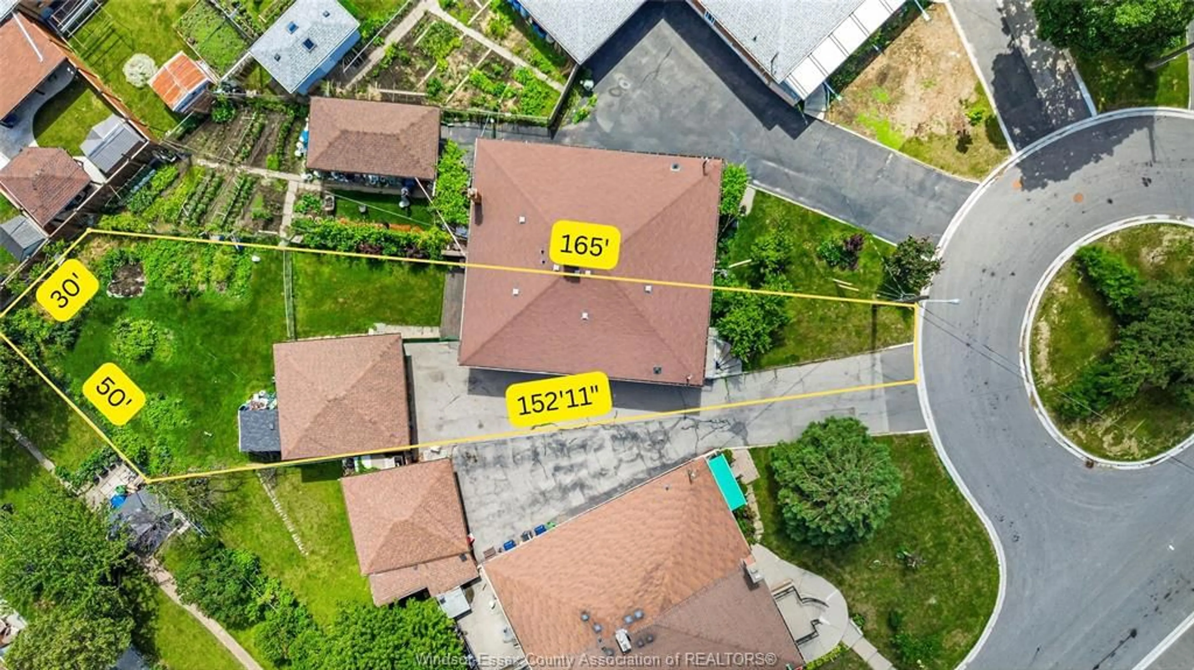A pic from outside/outdoor area/front of a property/back of a property/a pic from drone, street for 29 FERNANDO, Toronto Ontario M9M 2P7