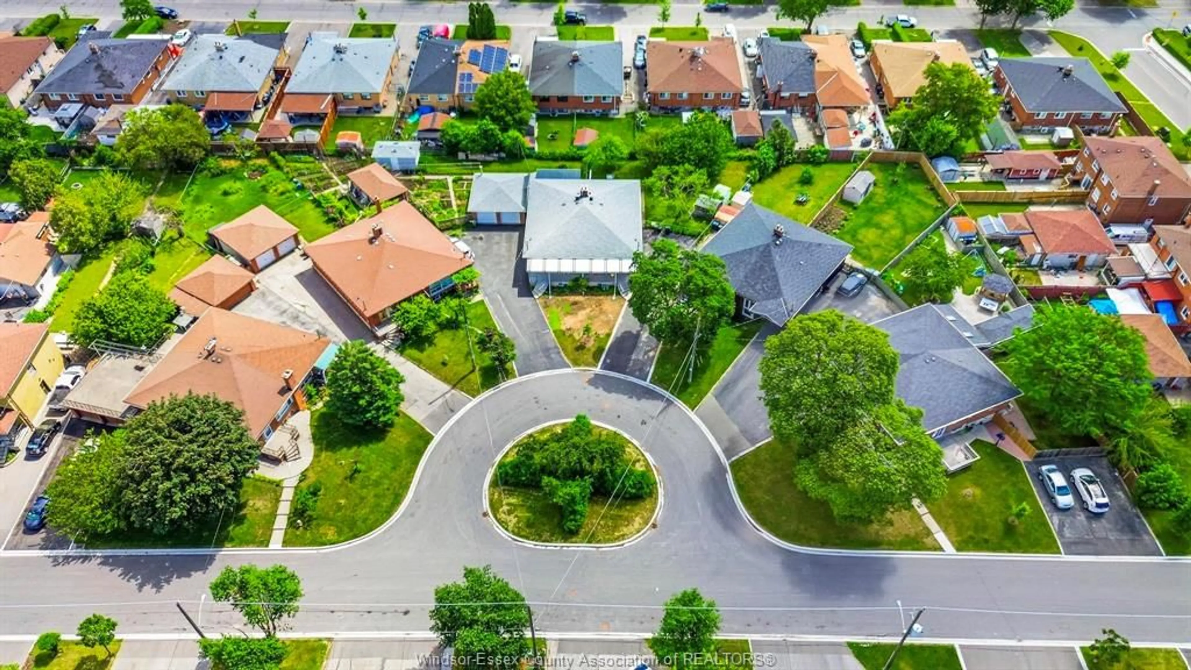 A pic from outside/outdoor area/front of a property/back of a property/a pic from drone, street for 29 FERNANDO, Toronto Ontario M9M 2P7