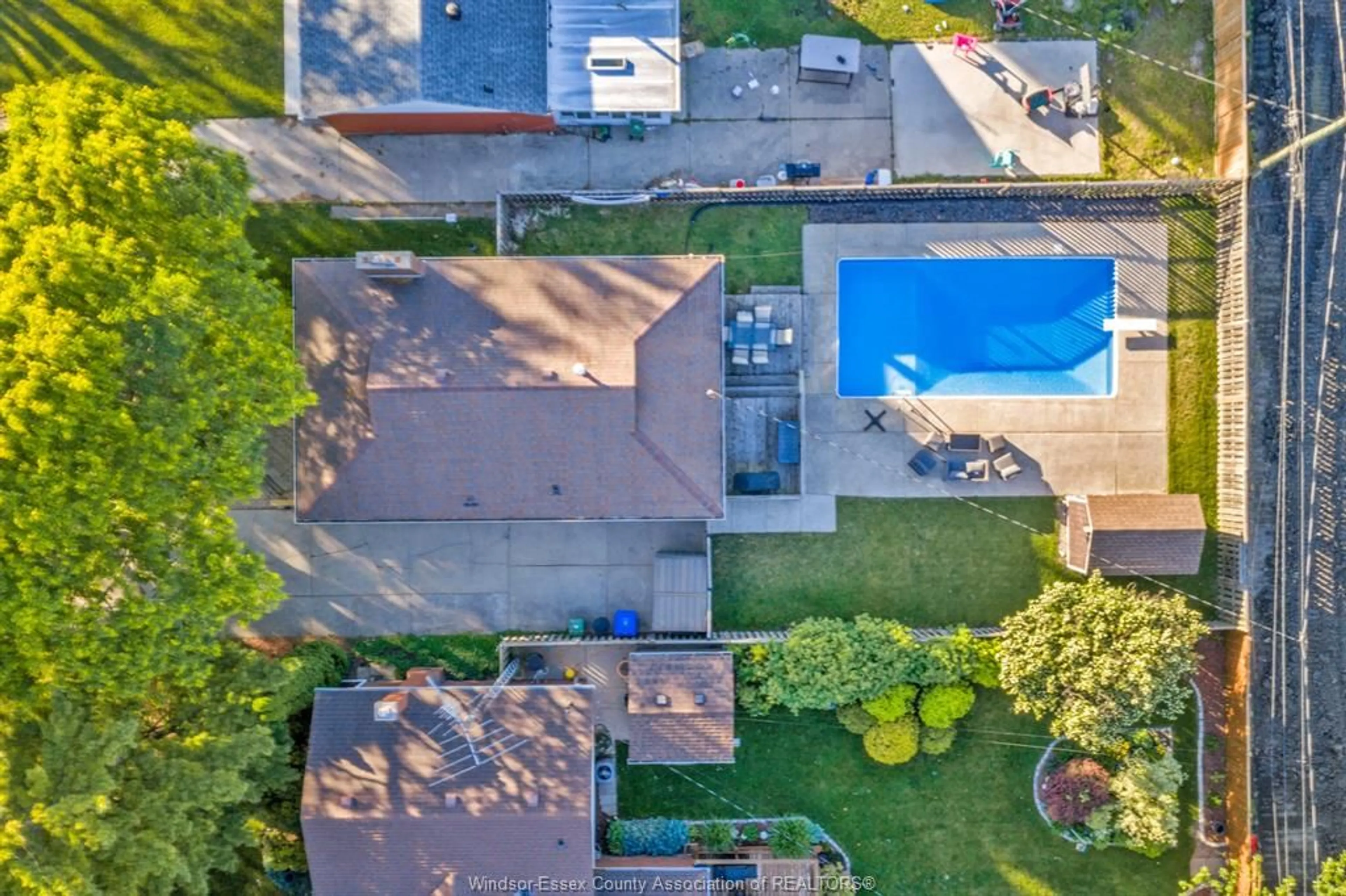 A pic from outside/outdoor area/front of a property/back of a property/a pic from drone, street for 372 CARLING Cres, Windsor Ontario N8S 3X8