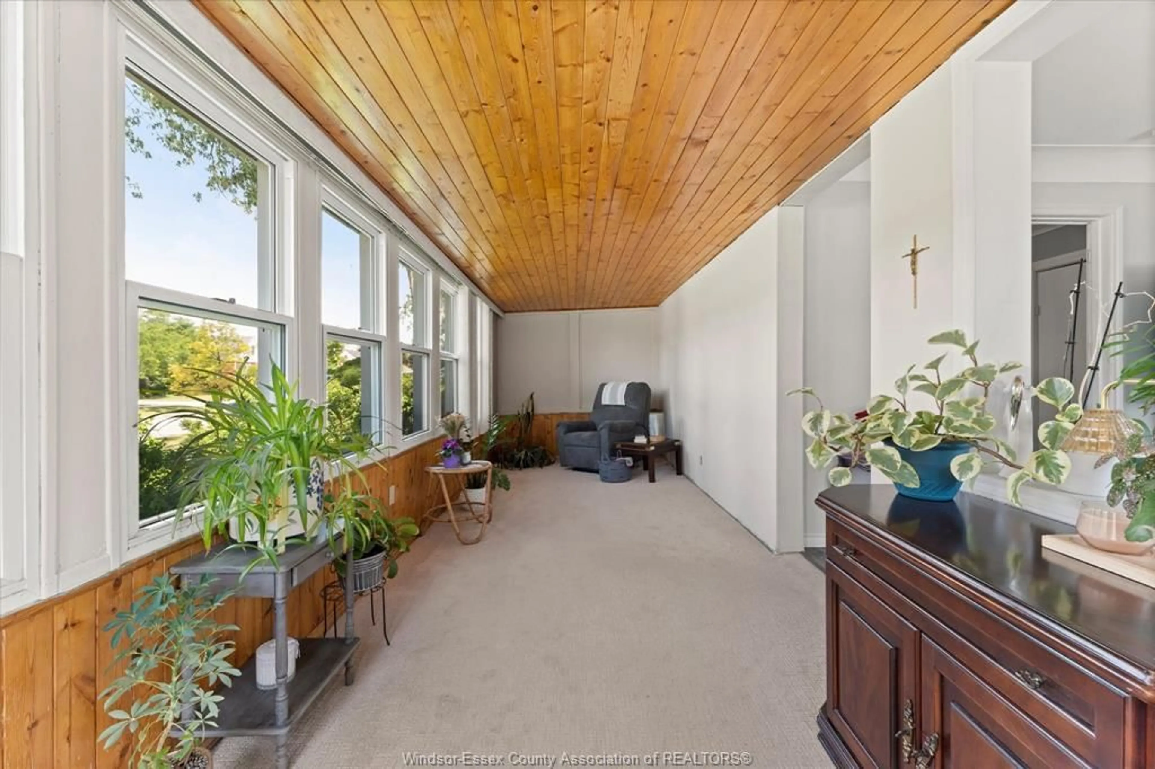 Indoor foyer for 964 Eastlawn Ave, Windsor Ontario N8S 3H9