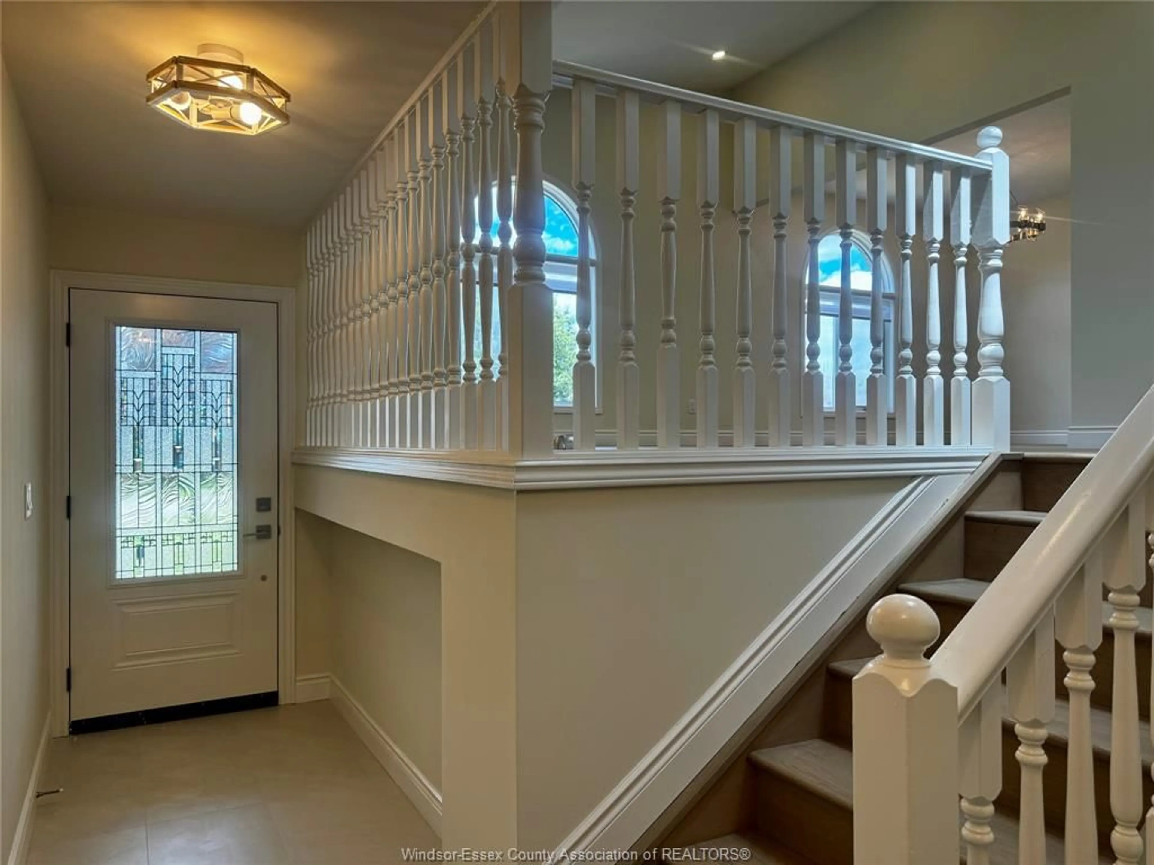 Indoor foyer for 266 BOUFFARD Rd, LaSalle Ontario N9J 1G1