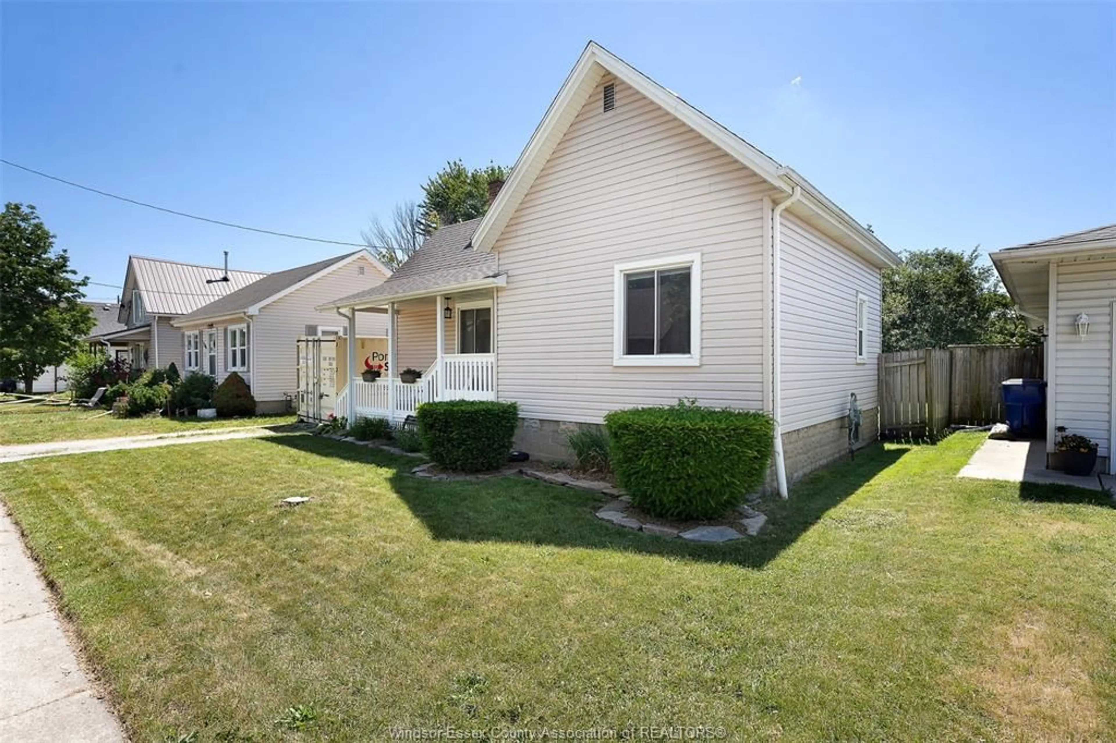 Home with vinyl exterior material, street for 208 Patteson Ave, Chatham Ontario N7M 1V1