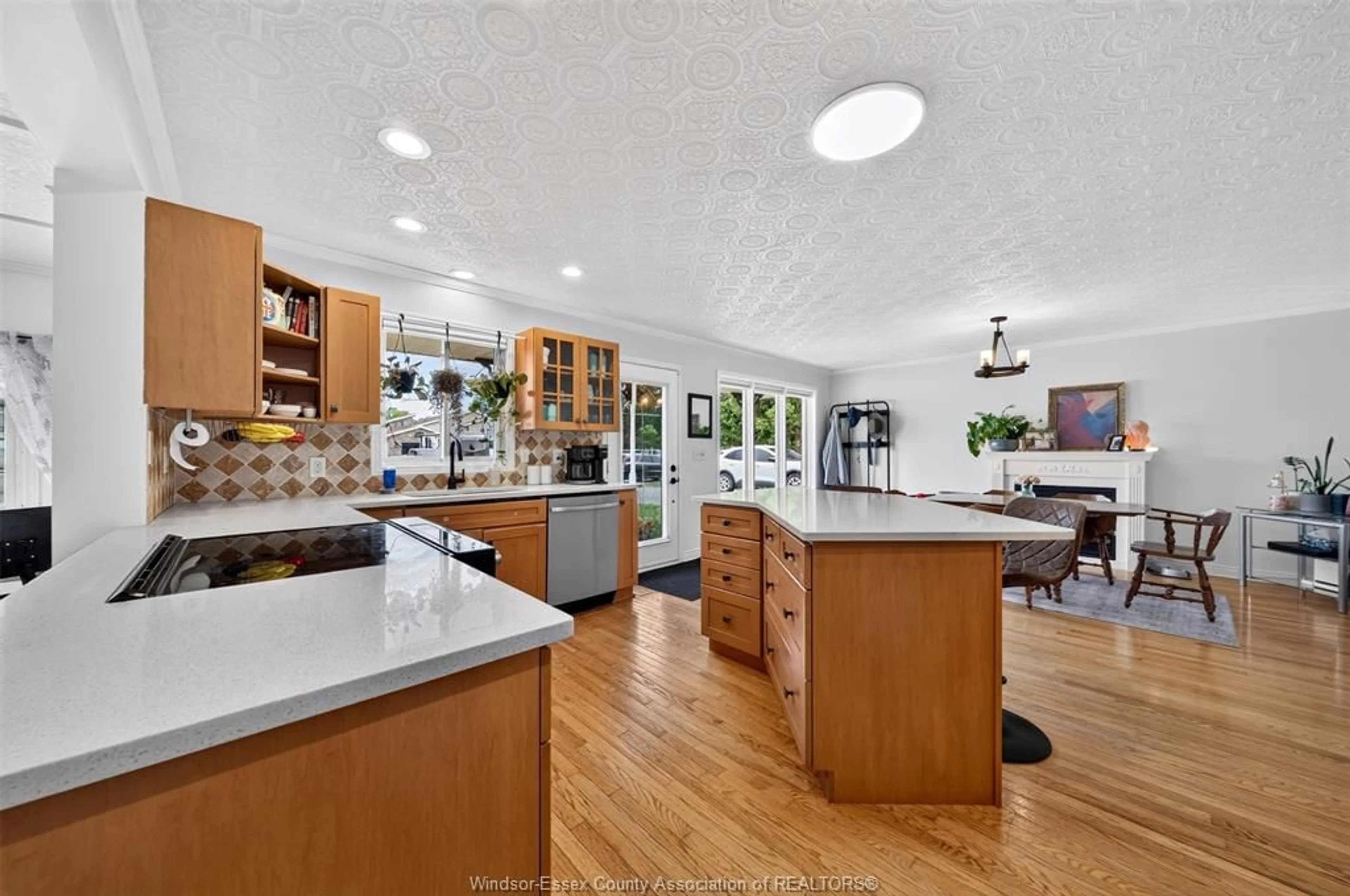 Open concept kitchen, unknown for 2 EARL Crt, Essex Ontario N8M 3E1