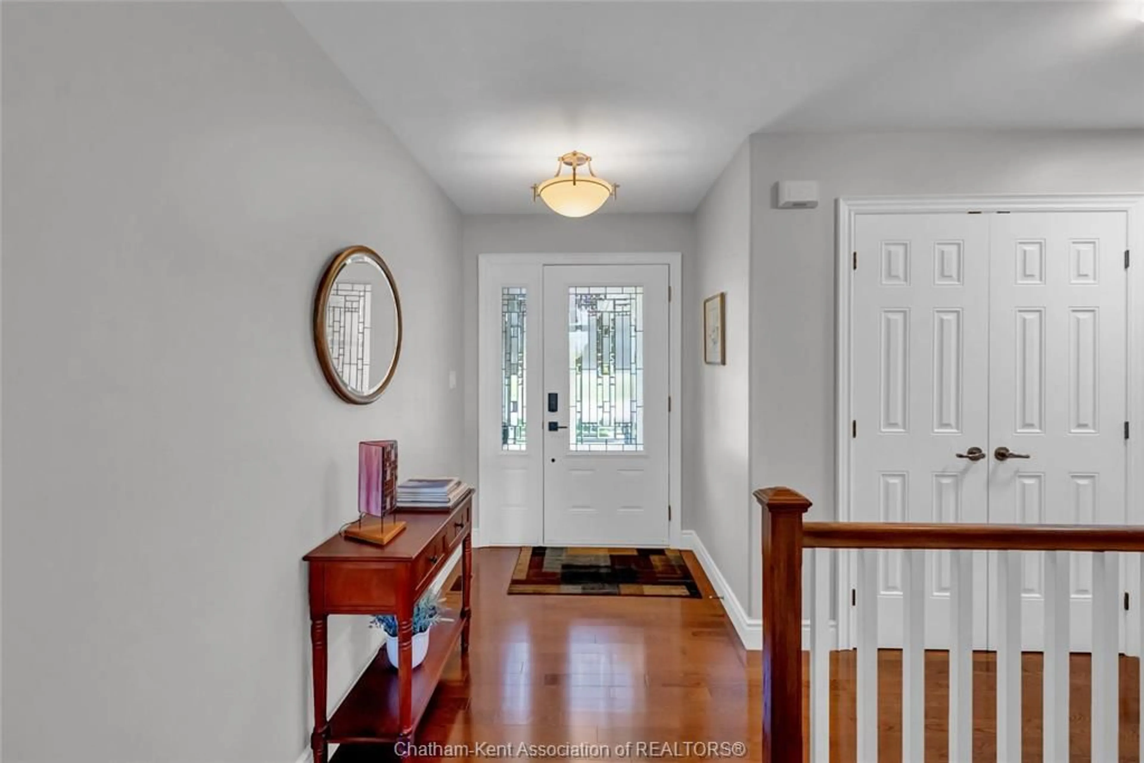 Indoor entryway for 19 Stonegate Walk, Chatham Ontario N7M 0A3