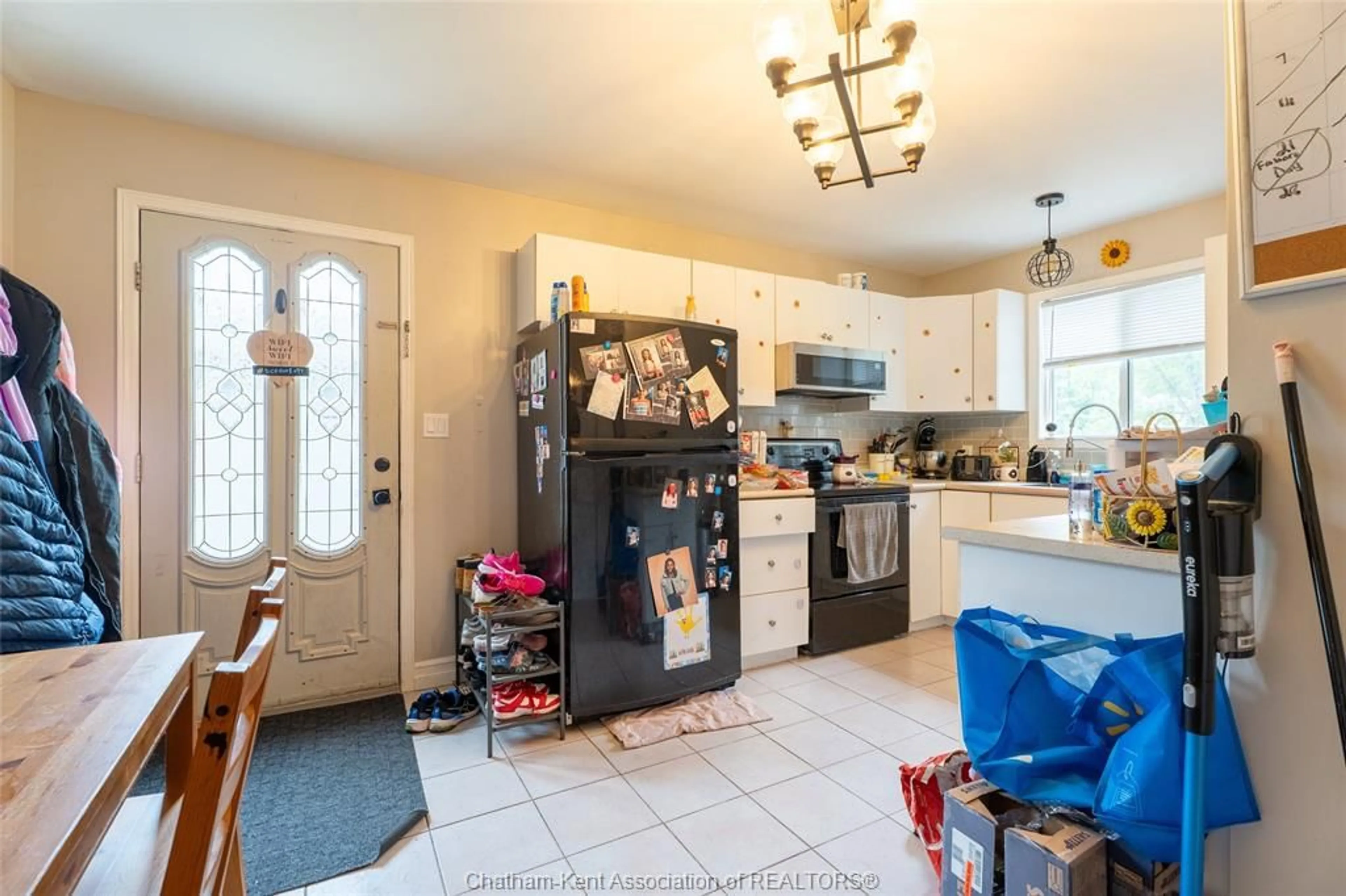 Standard kitchen, ceramic/tile floor for 8 Hampton Crt, Chatham Ontario N7M 6K9