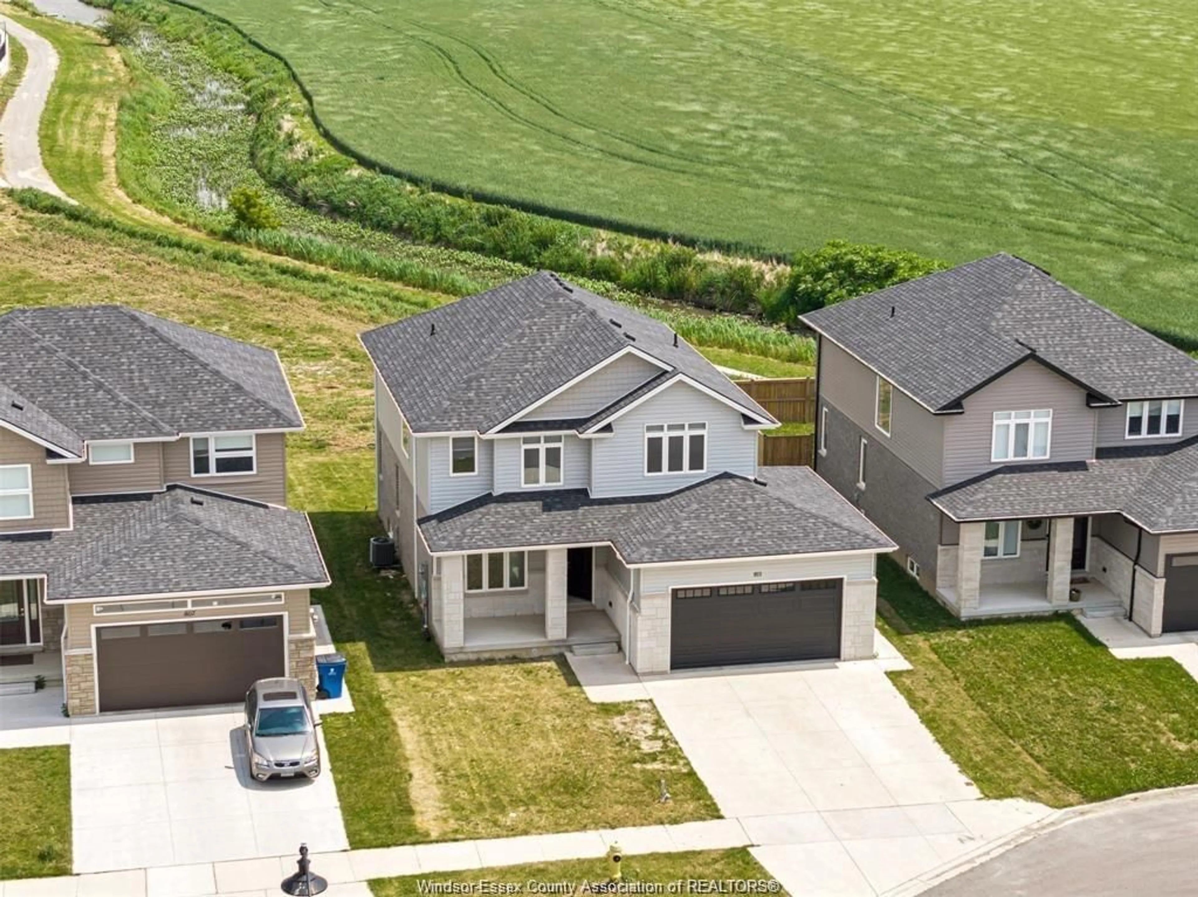 A pic from outside/outdoor area/front of a property/back of a property/a pic from drone, street for 811 KEIL Dr, Chatham Ontario N7M 0T4