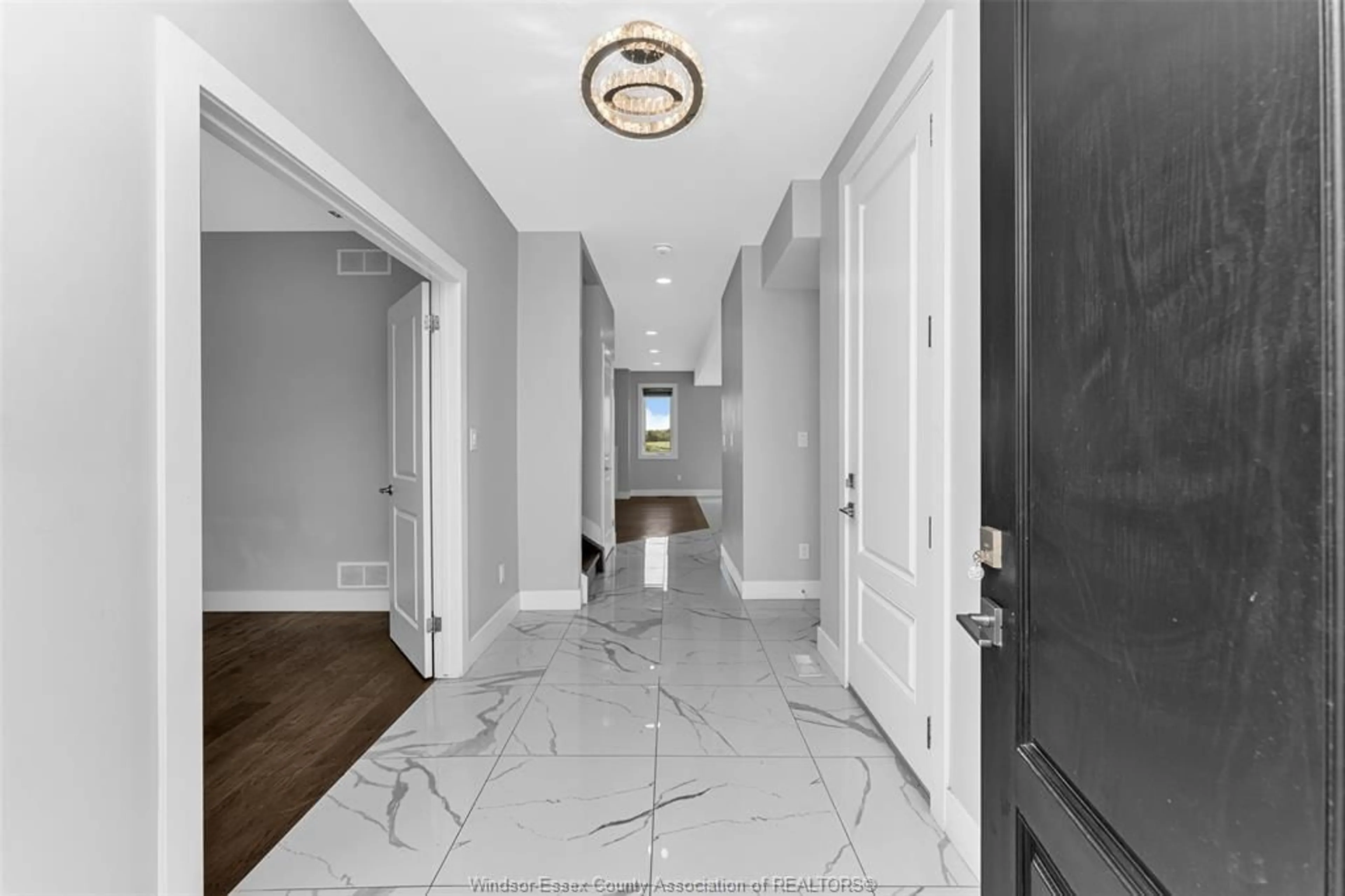 Indoor entryway for 811 KEIL Dr, Chatham Ontario N7M 0T4