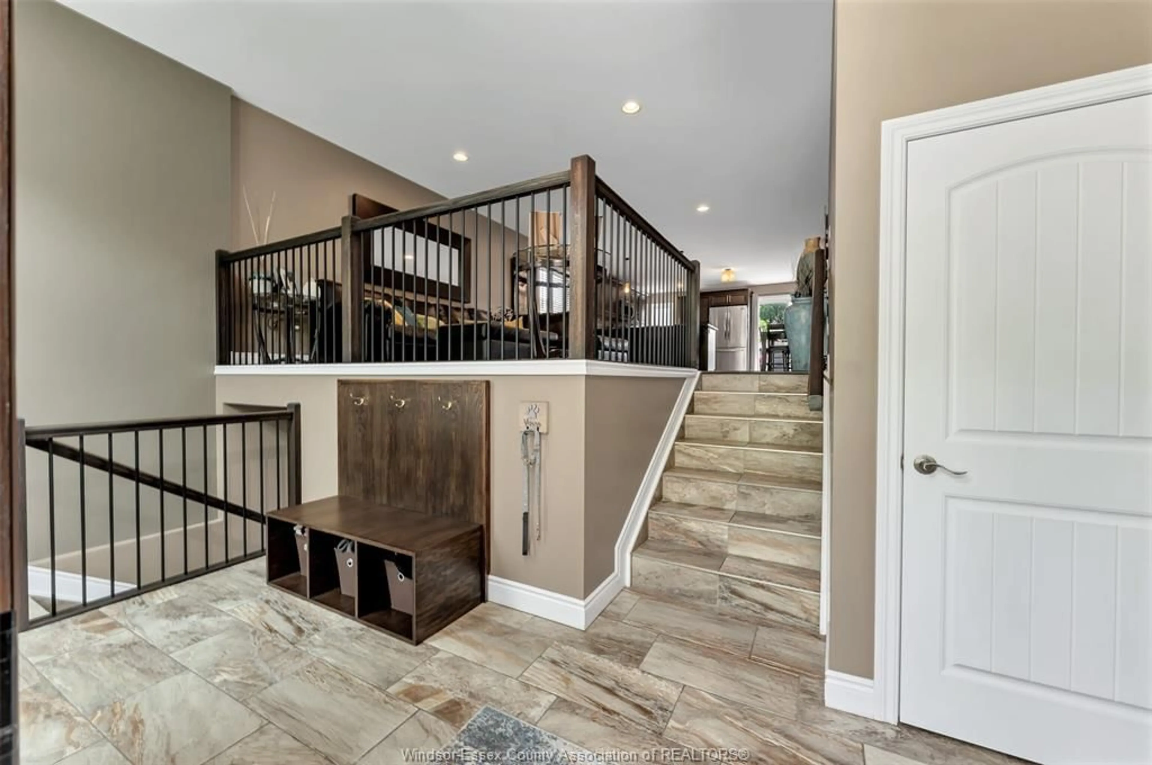 Indoor entryway for 660 INTERNATIONAL Ave, LaSalle Ontario N9J 0A5