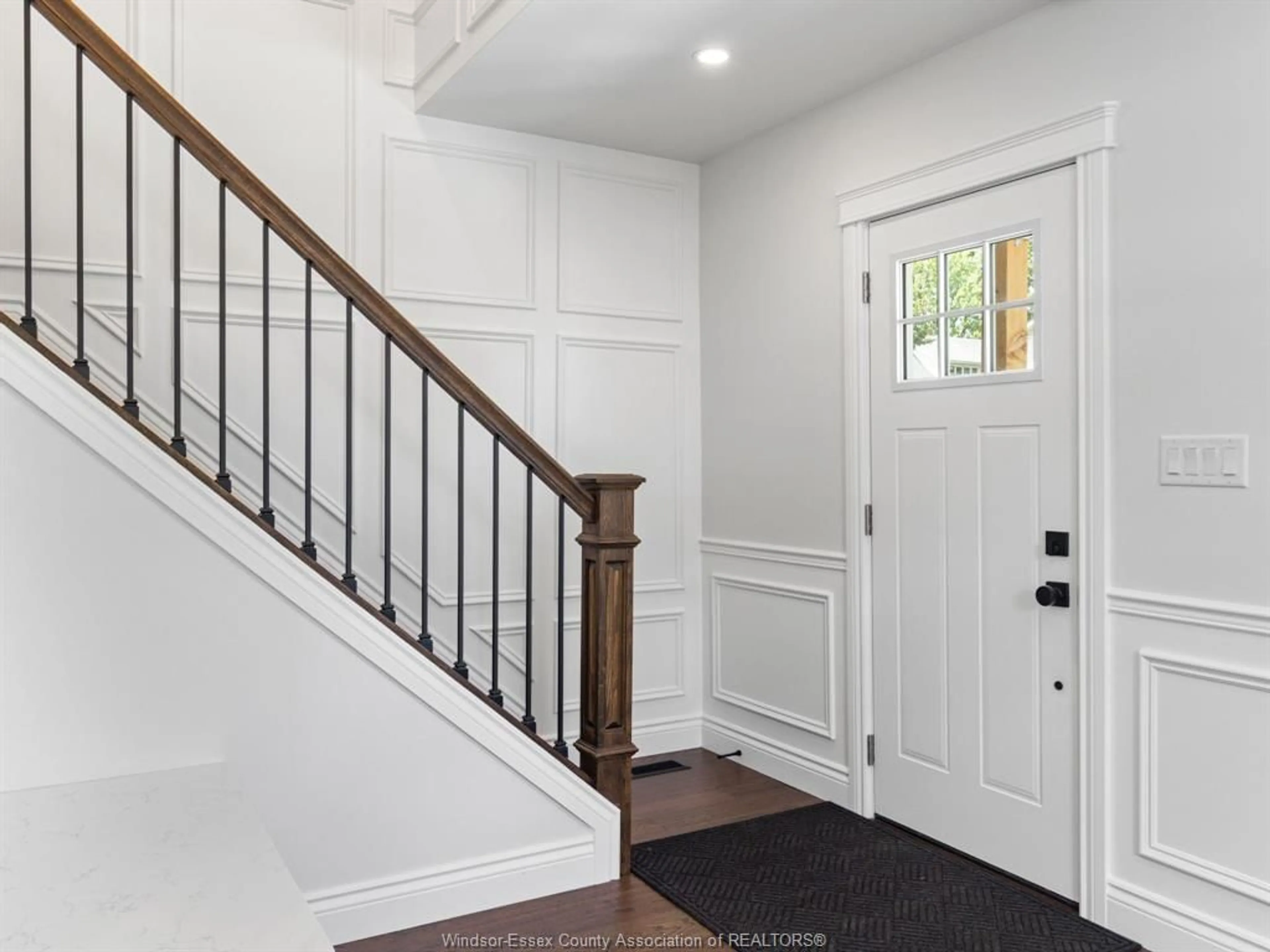 Indoor entryway for 42 ORANGE St, Leamington Ontario N8H 1P7