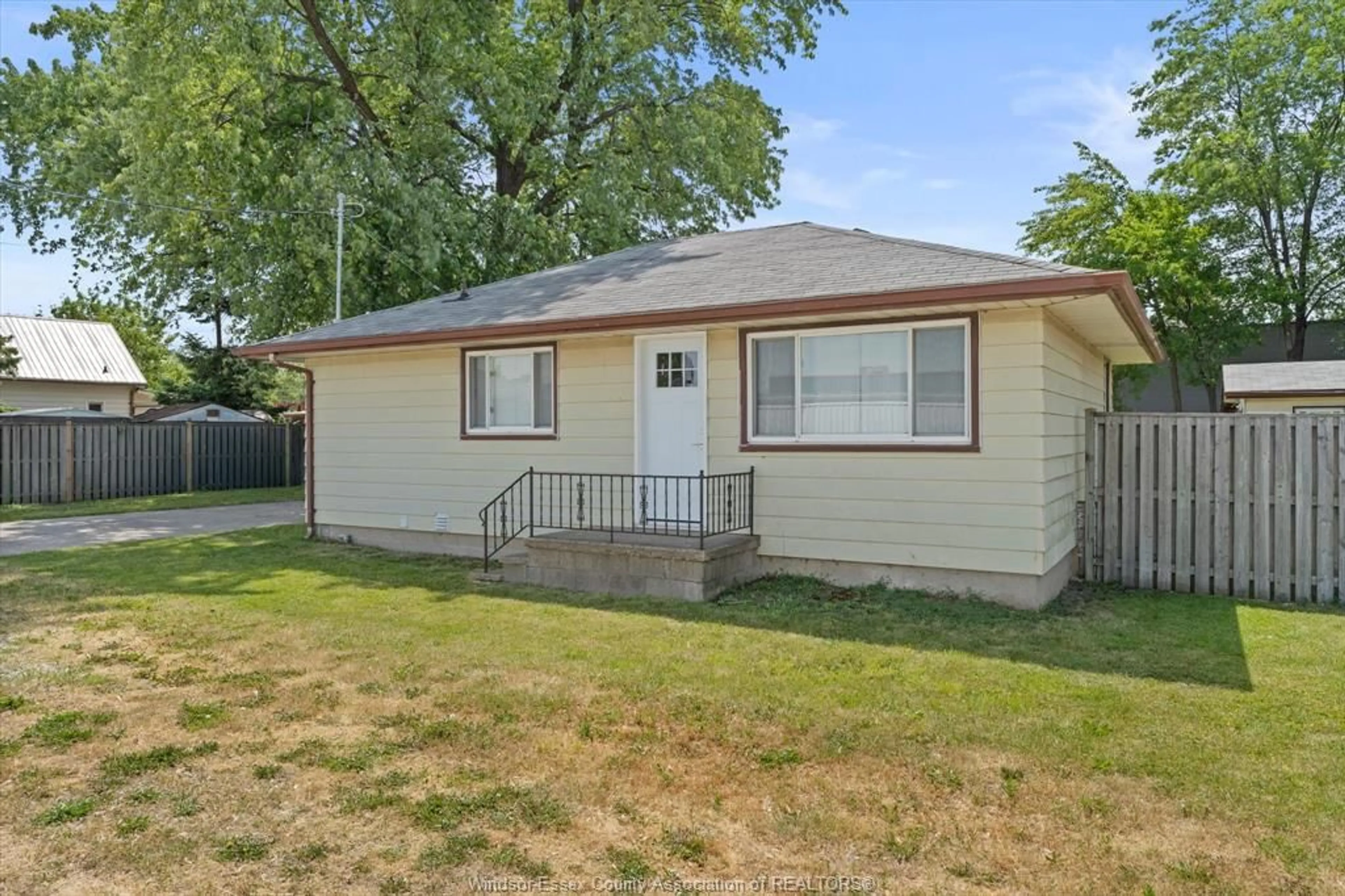 Unknown for 2035 PENANG Lane, Windsor Ontario N8R 1R7