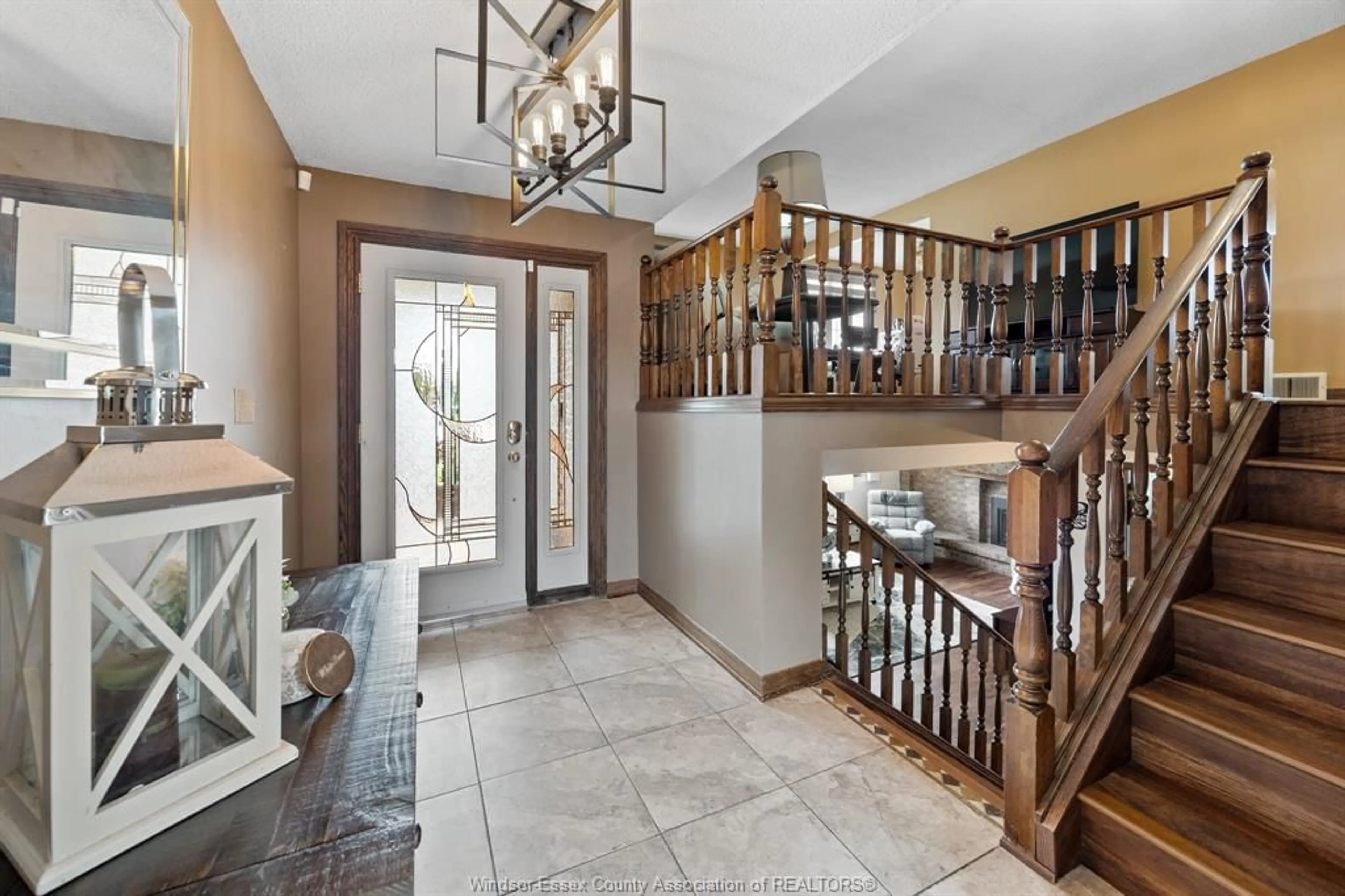 Indoor entryway for 1251 Huntwick Pl, LaSalle Ontario N9H 2B4