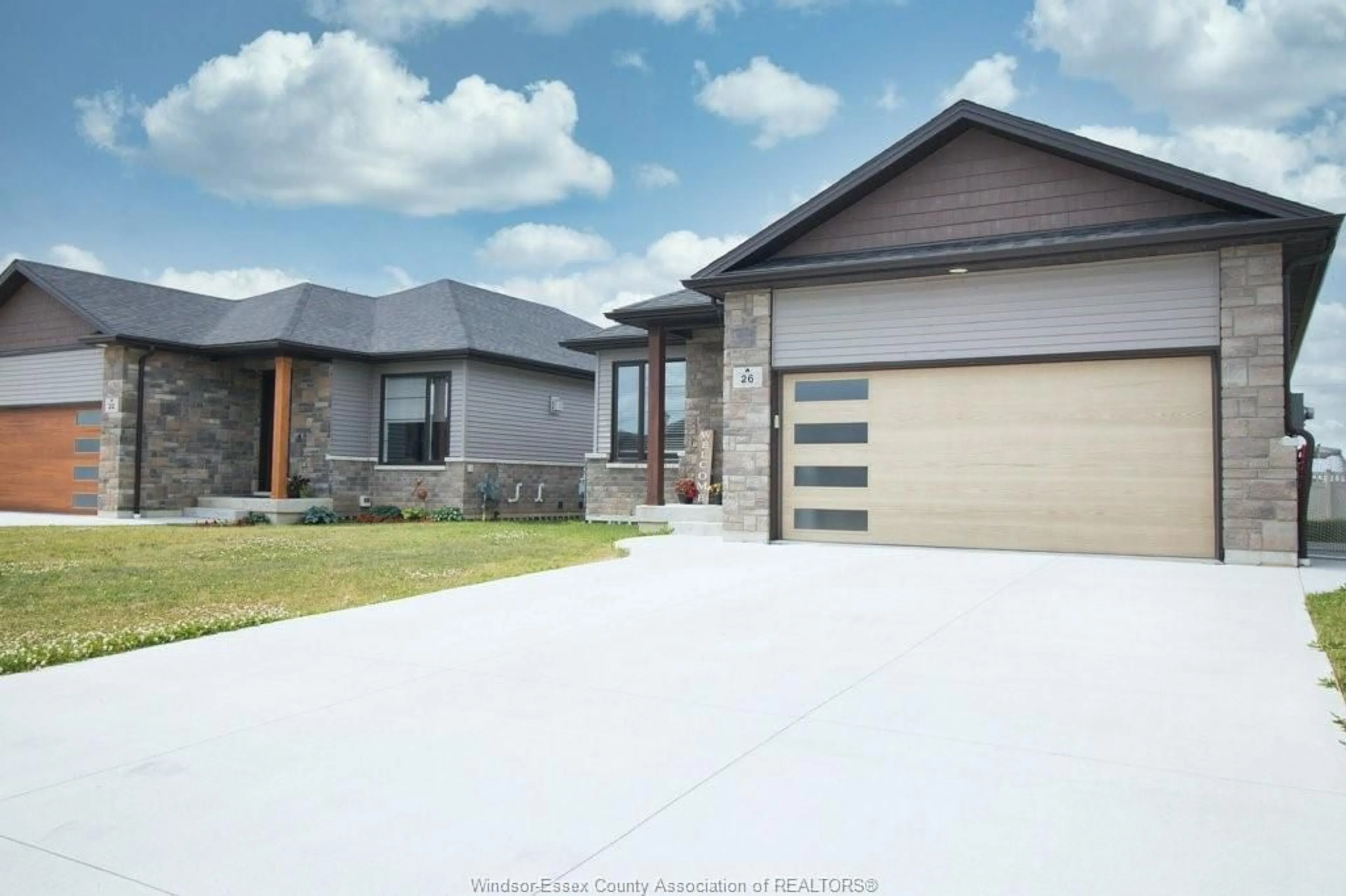 Home with vinyl exterior material, street for 26 EVENING Dr, Chatham Ontario N7L 0B6