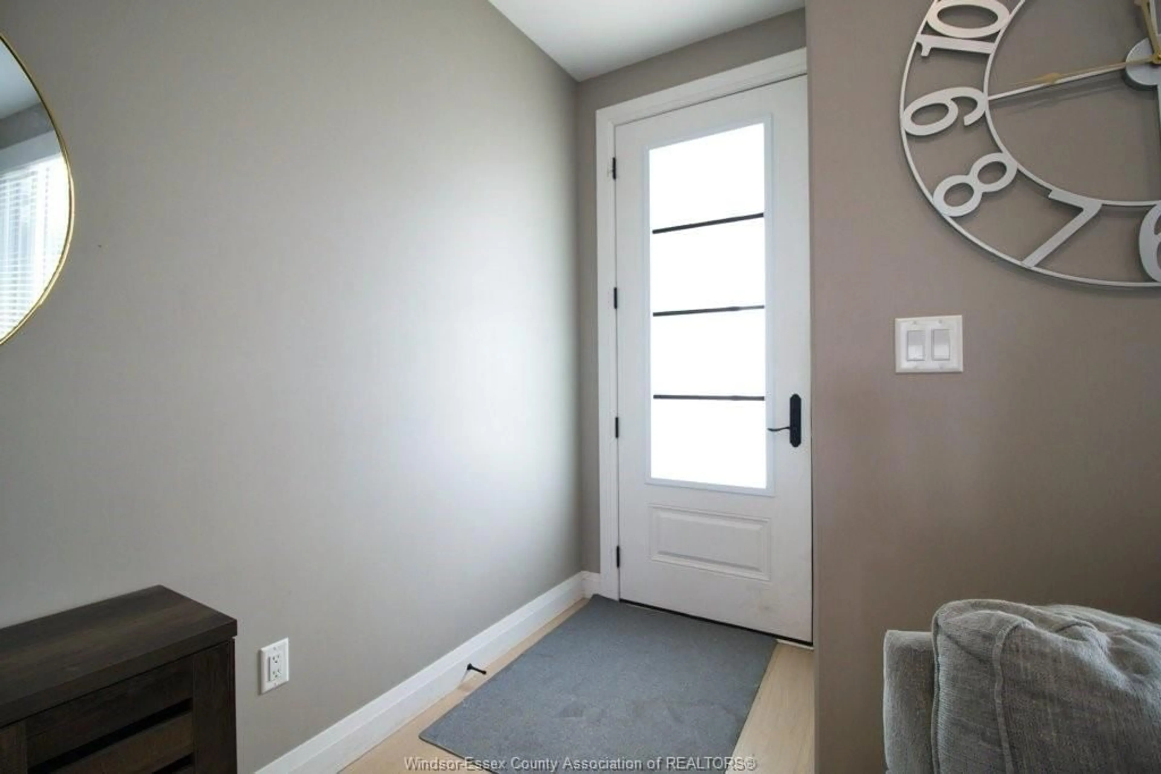 Indoor entryway for 26 EVENING Dr, Chatham Ontario N7L 0B6
