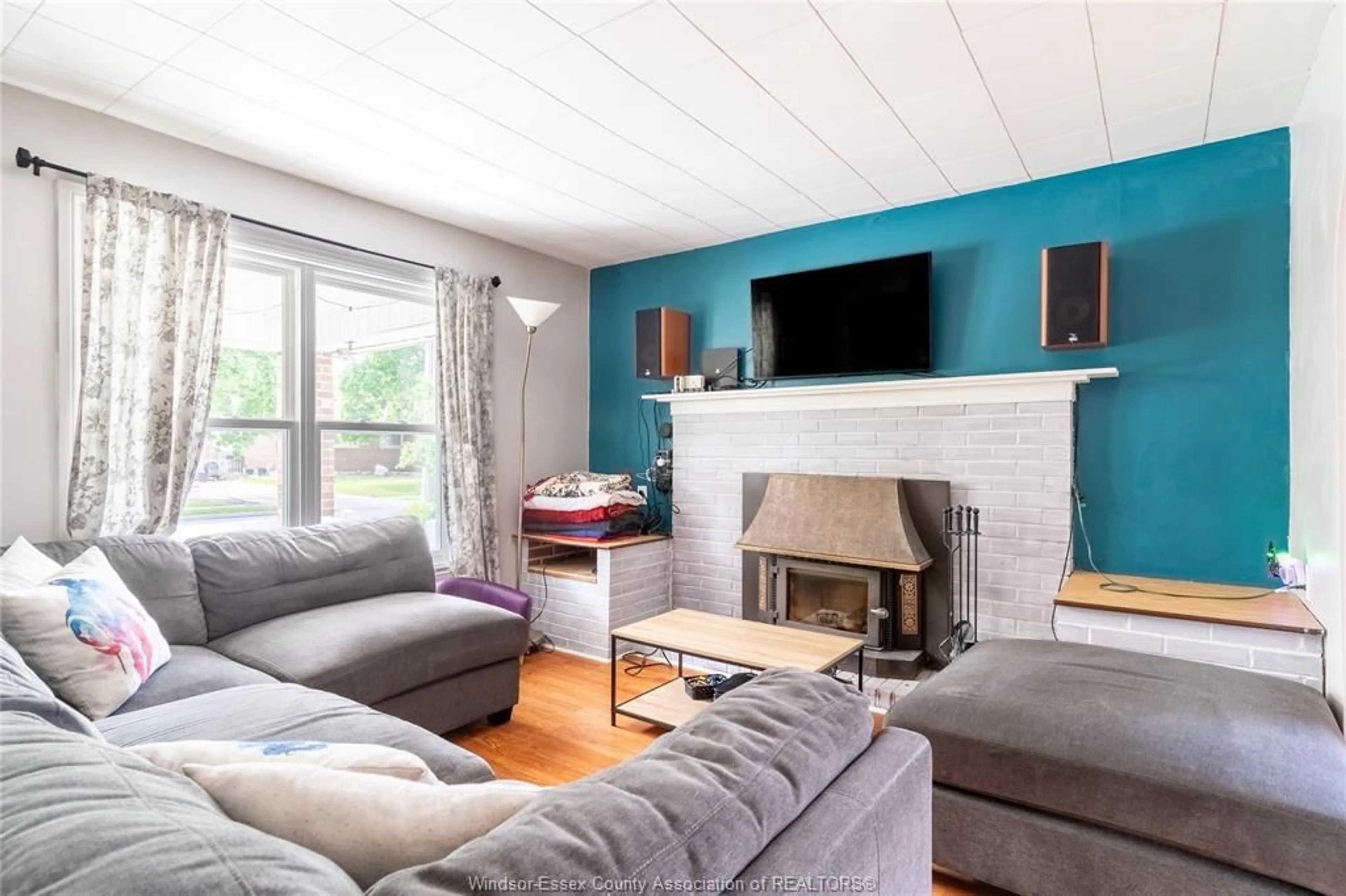 Living room with furniture, wood/laminate floor for 980 RIVERDALE Ave, Windsor Ontario N8S 4C3