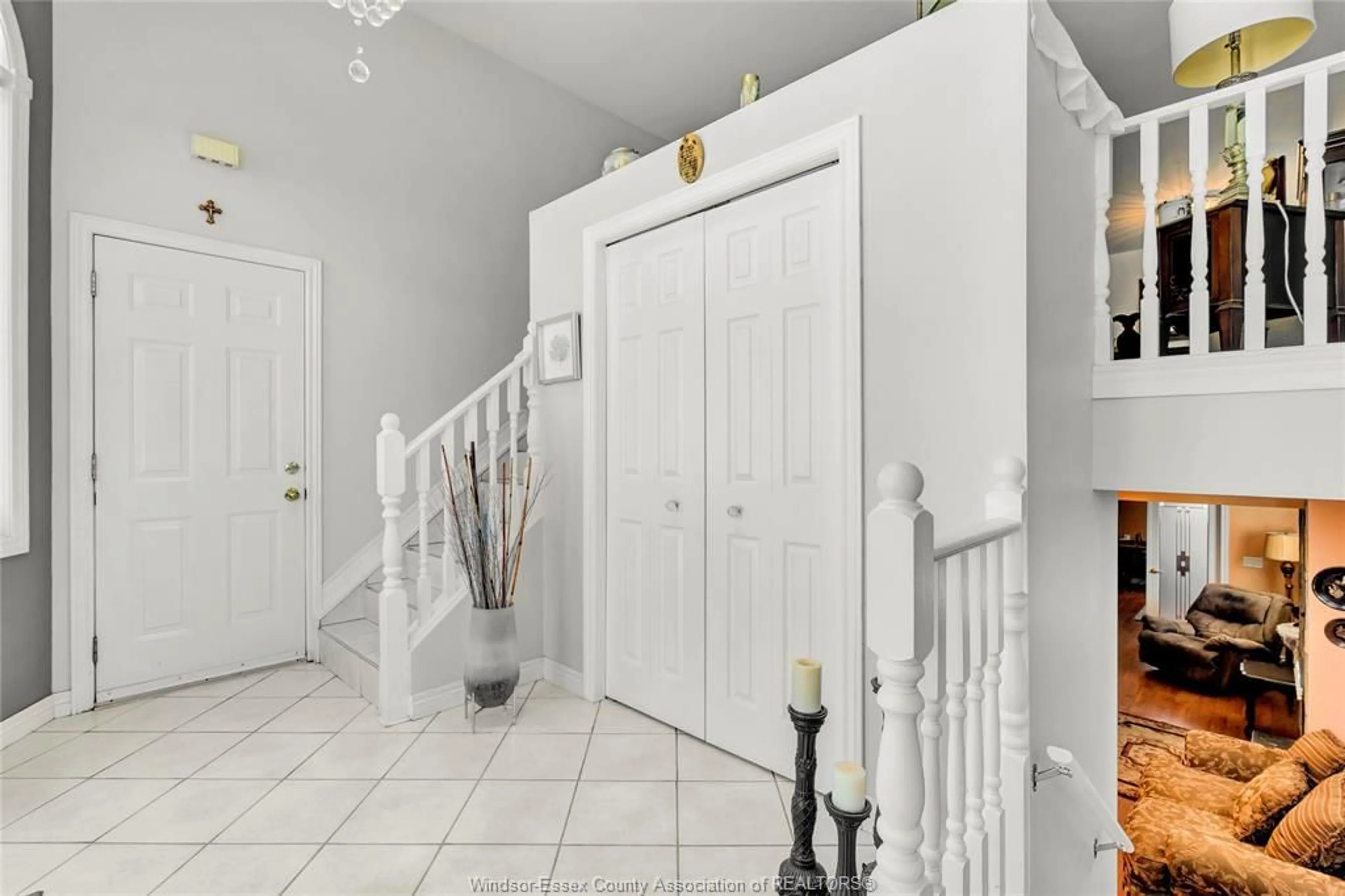 Indoor foyer for 1078 TREVERTON, Windsor Ontario N8P 1S5