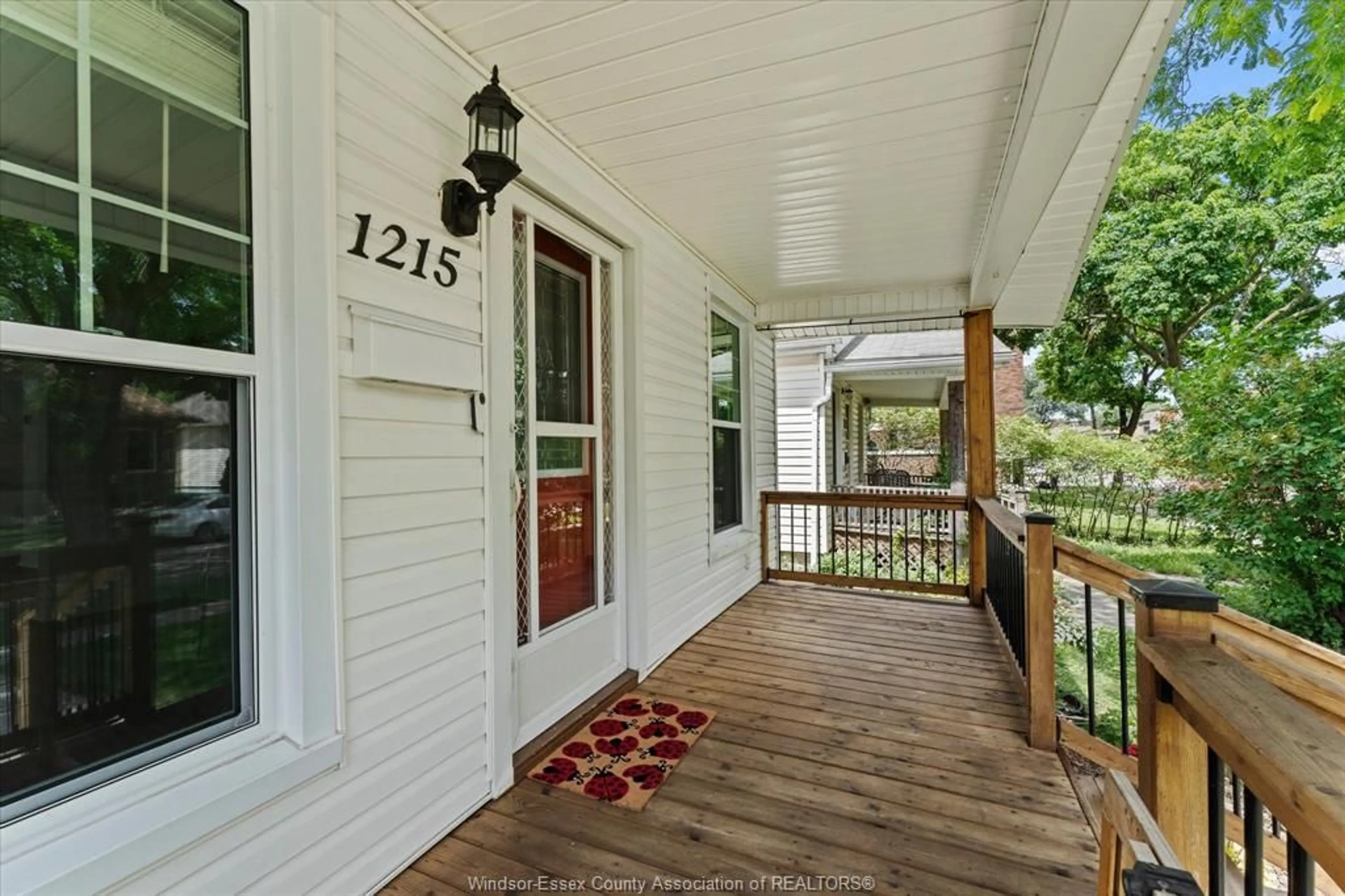 Indoor entryway for 1215 LINCOLN Rd, Windsor Ontario N8Y 2H9