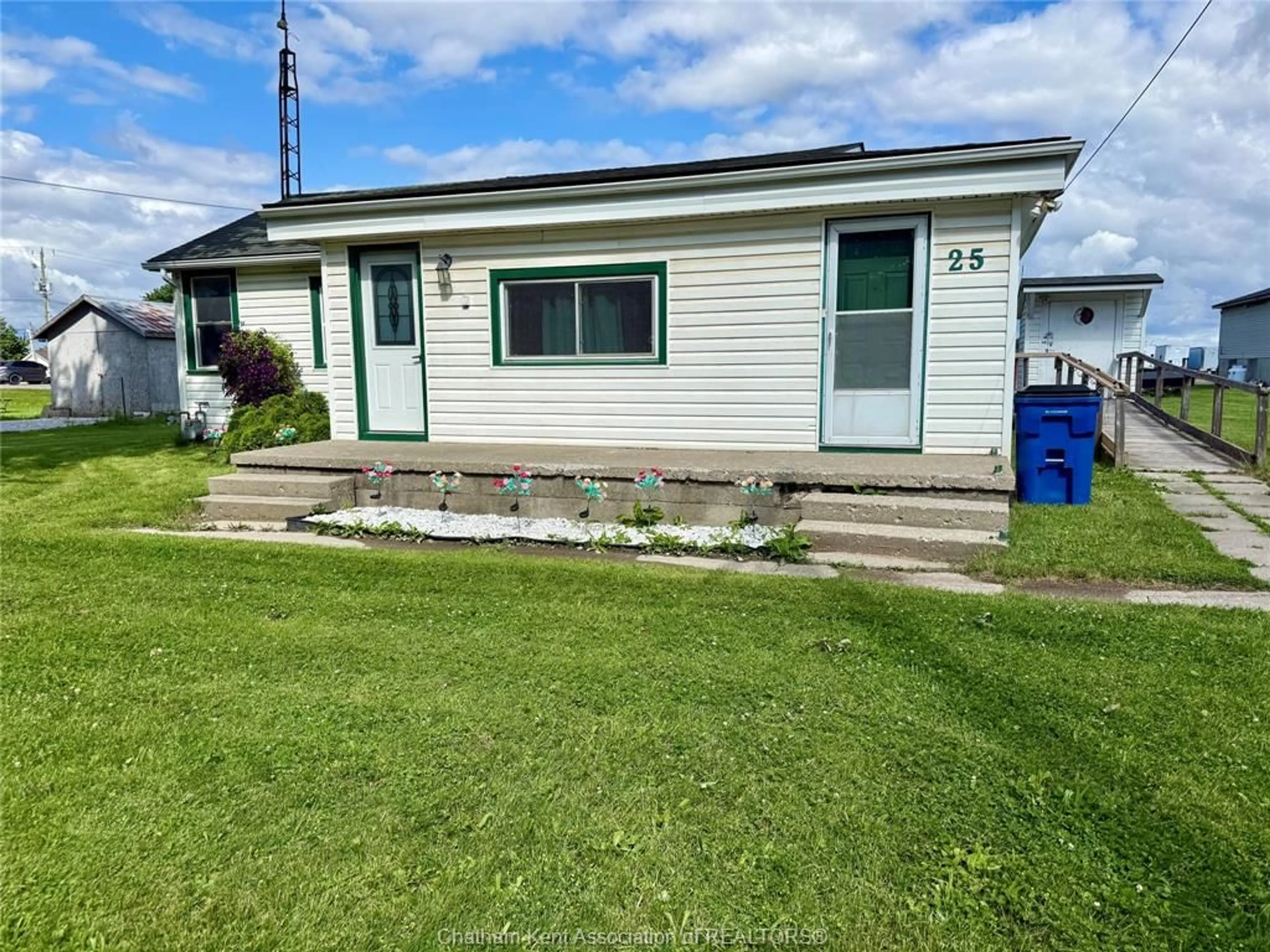 A pic from outside/outdoor area/front of a property/back of a property/a pic from drone, unknown for 25 CATHCART St, Blenheim Ontario N0P 1A0