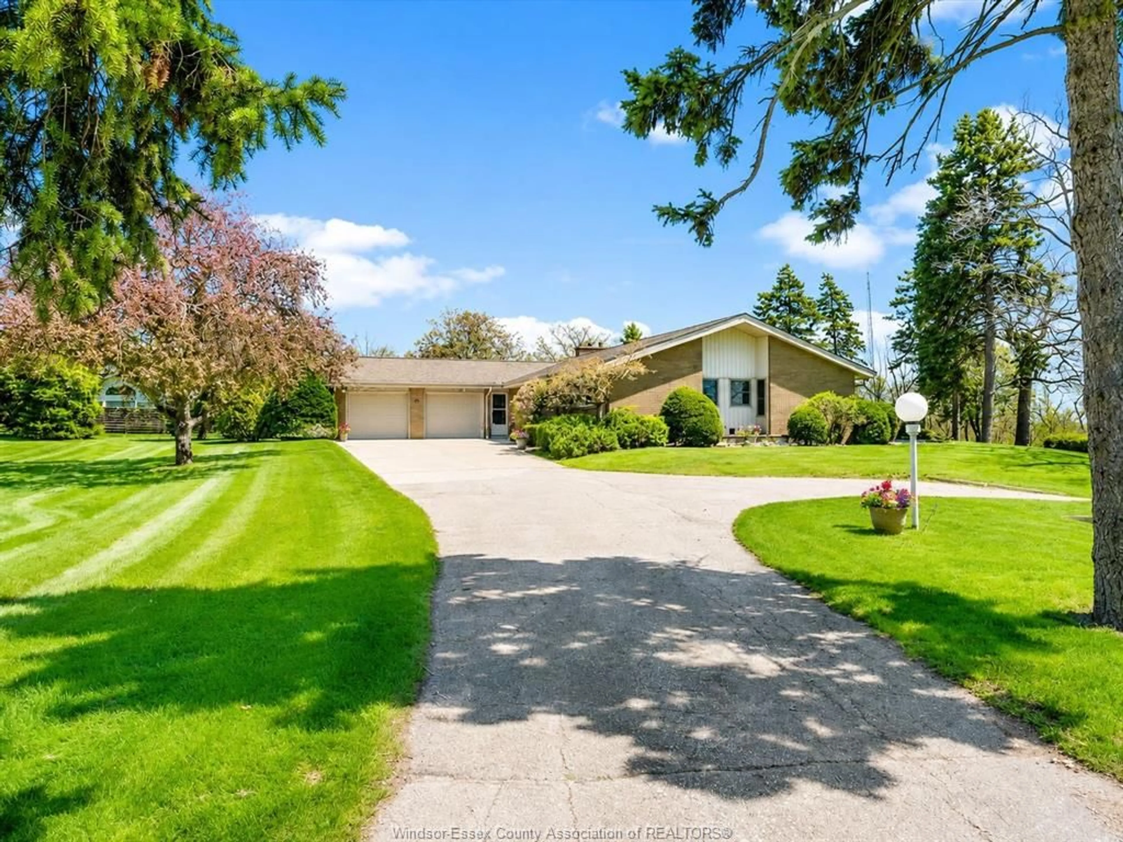 A pic from outside/outdoor area/front of a property/back of a property/a pic from drone, street for 20 Branton Dr, Leamington Ontario N8H 4A4