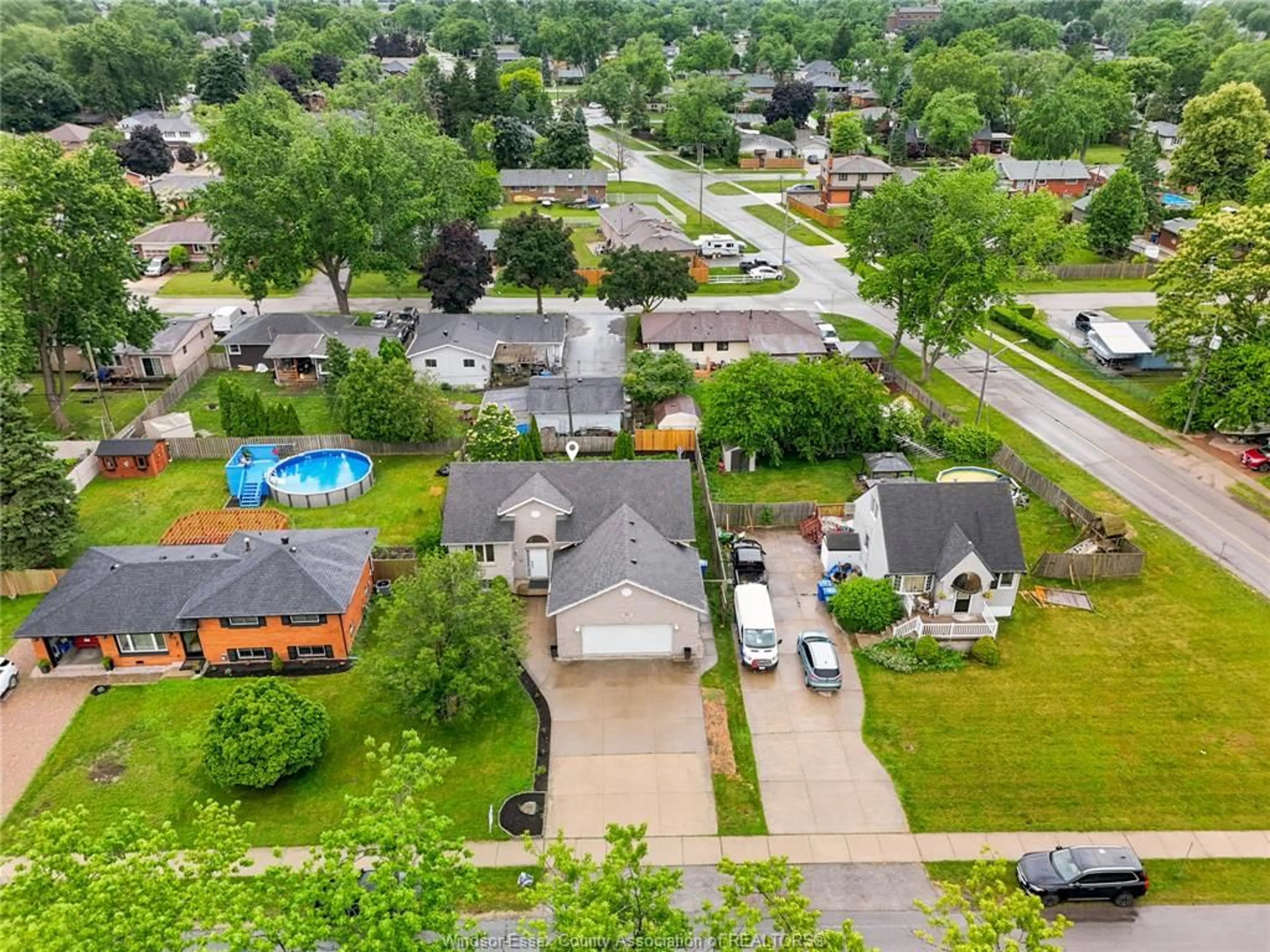A pic from outside/outdoor area/front of a property/back of a property/a pic from drone, street for 312 BOUFFARD, LaSalle Ontario N9J 1G2